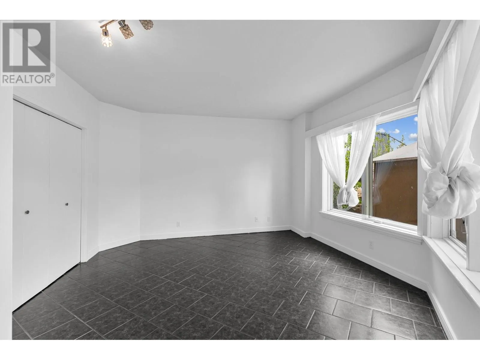 3784 Inglis Place