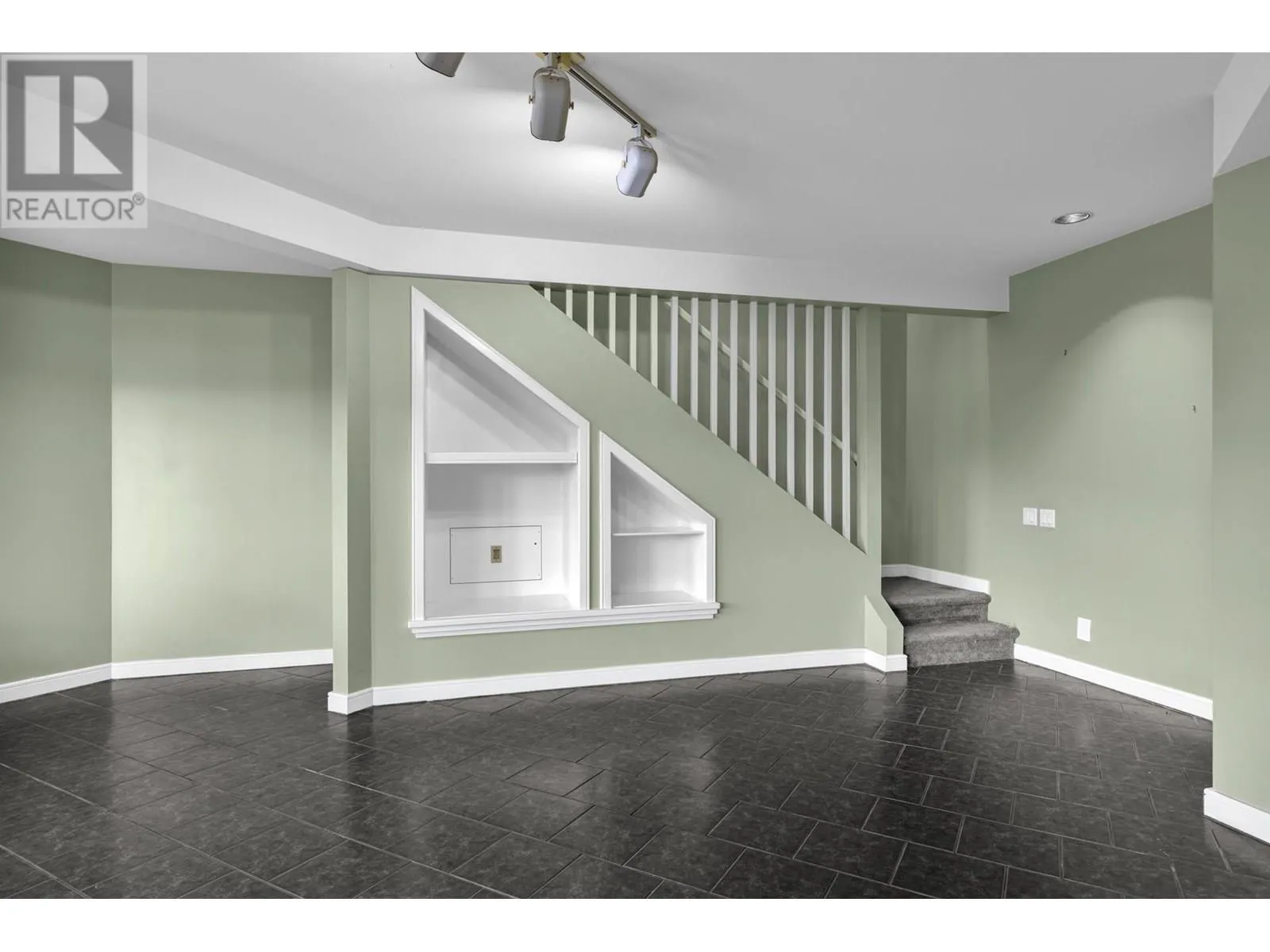3784 Inglis Place