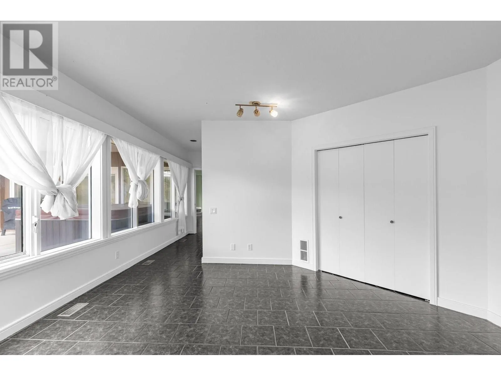 3784 Inglis Place