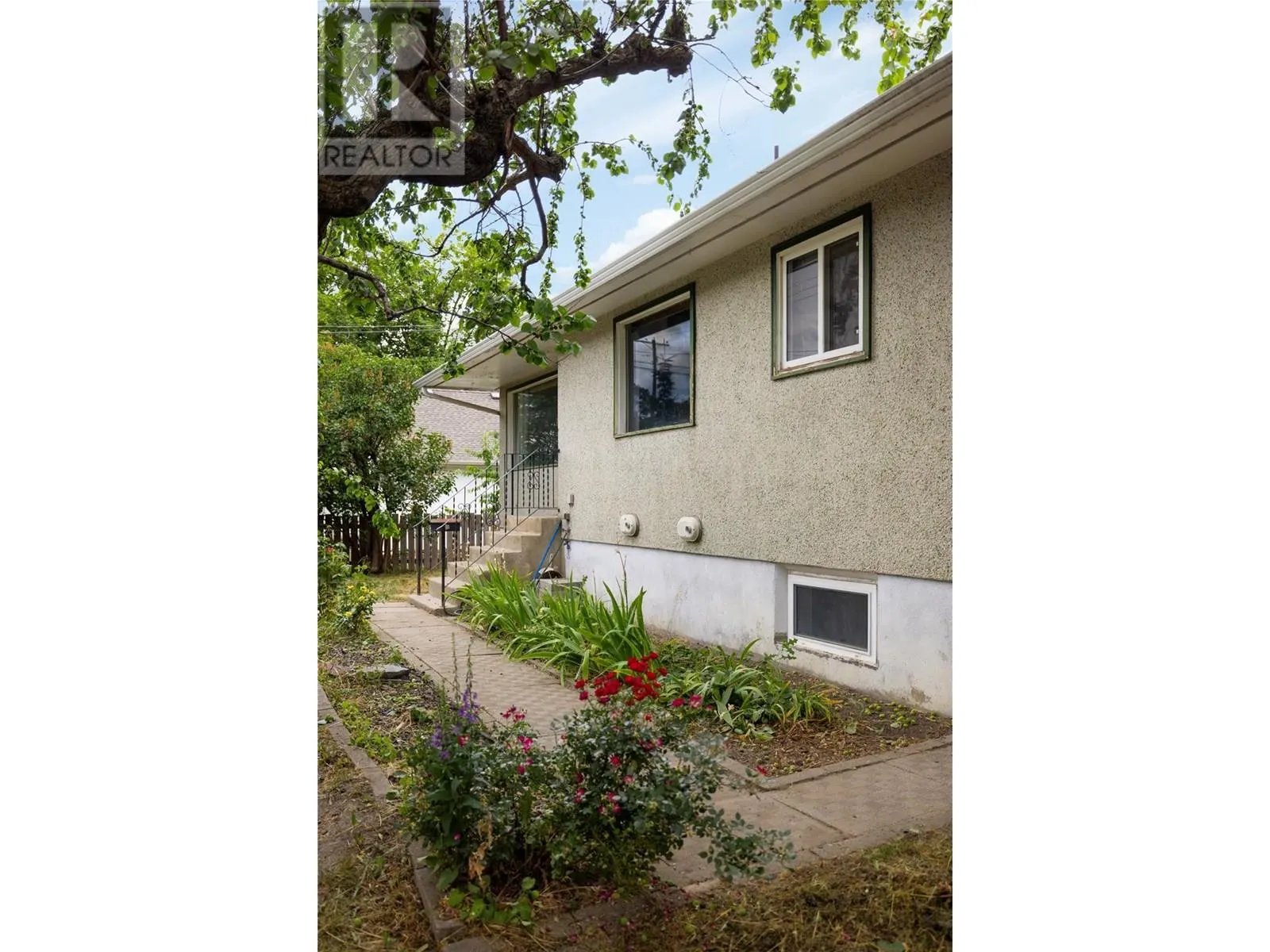 2805 39 Avenue