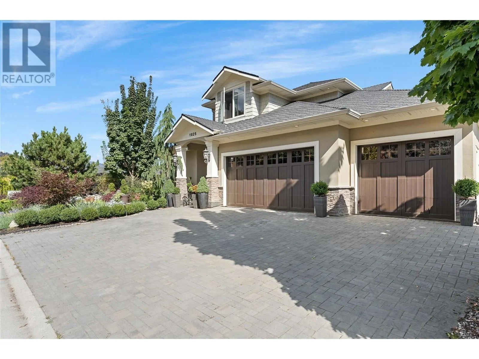1825 Scott Crescent