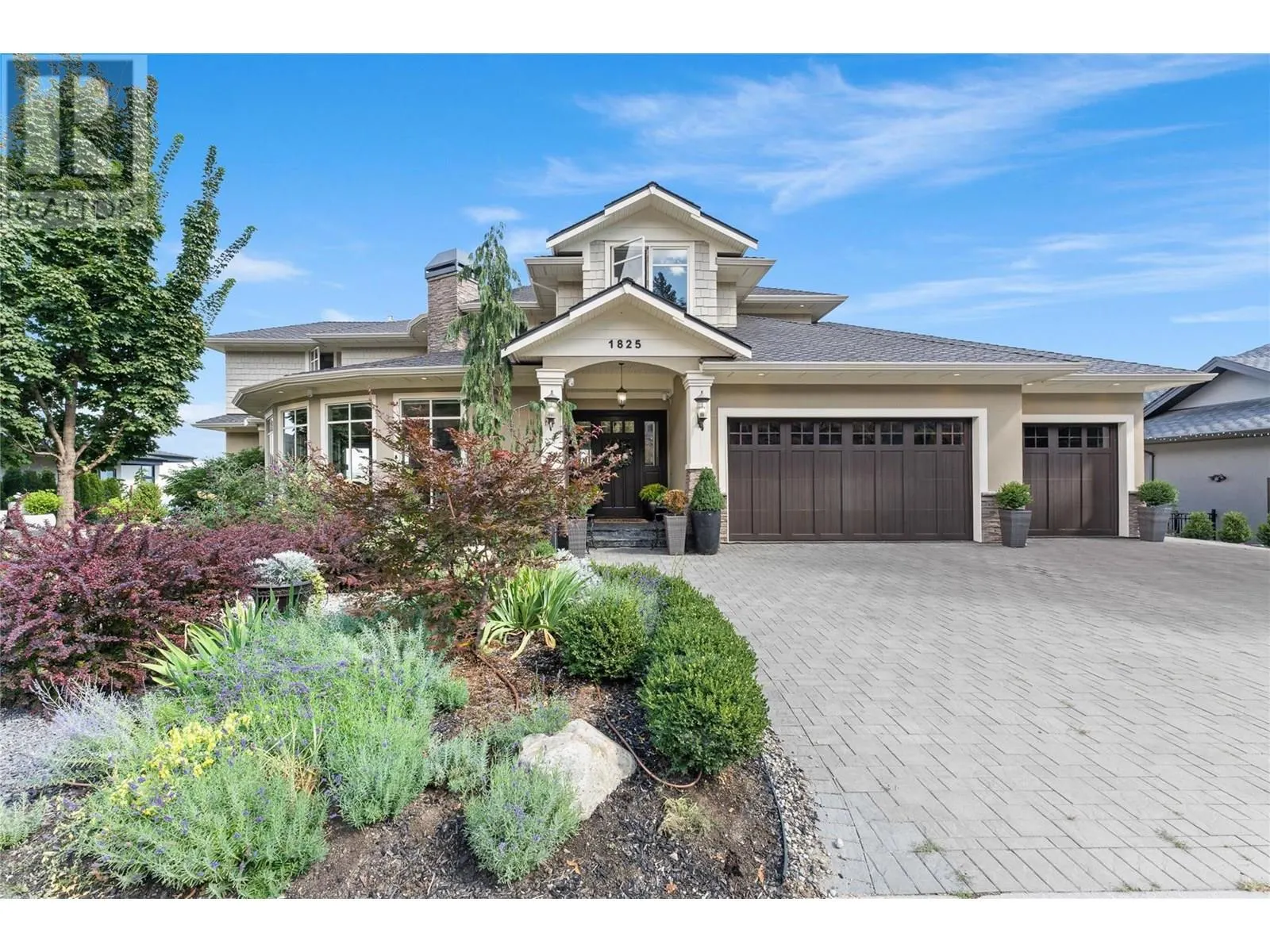 1825 Scott Crescent