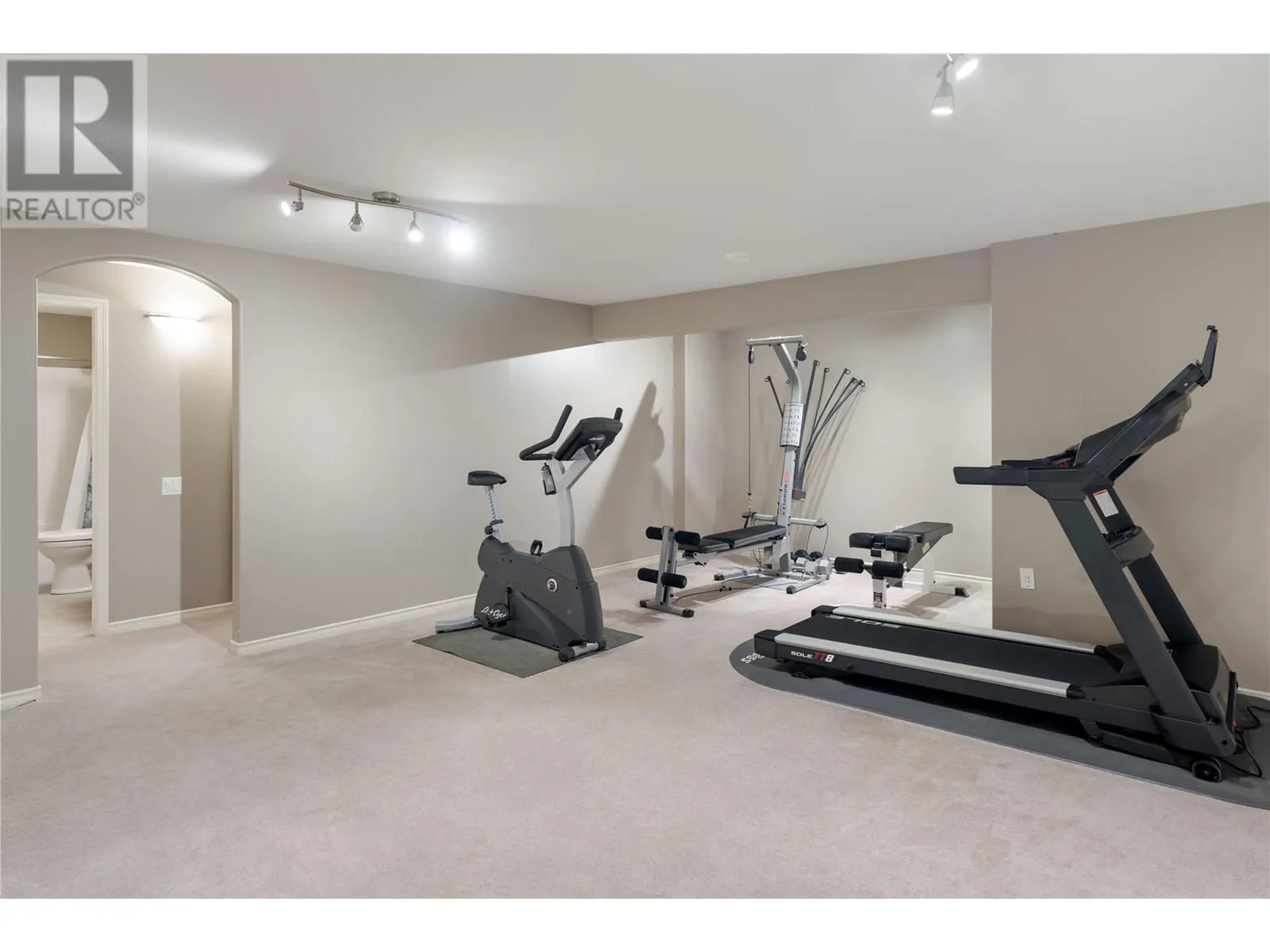 2464 SELKIRK Drive