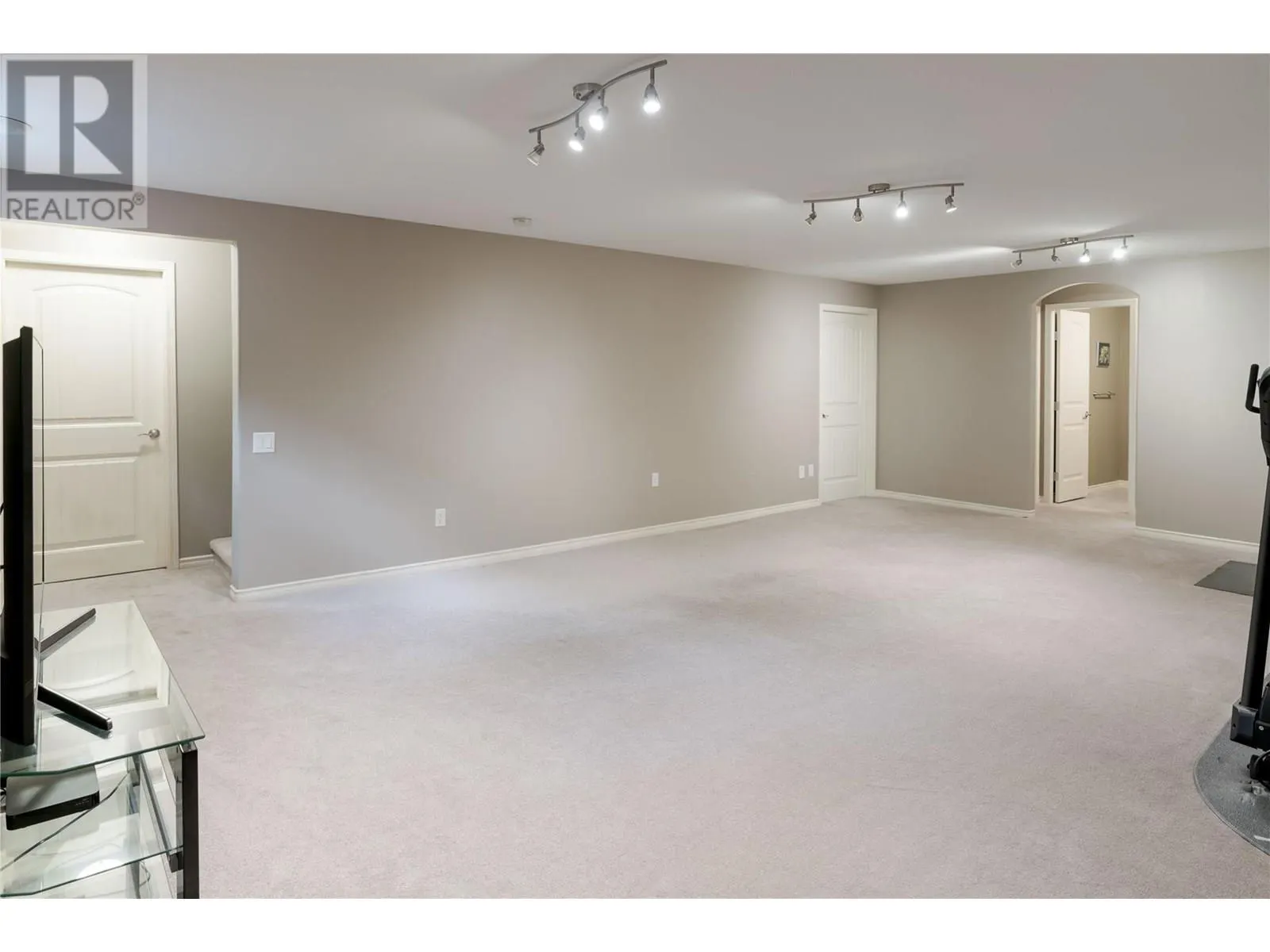 2464 SELKIRK Drive