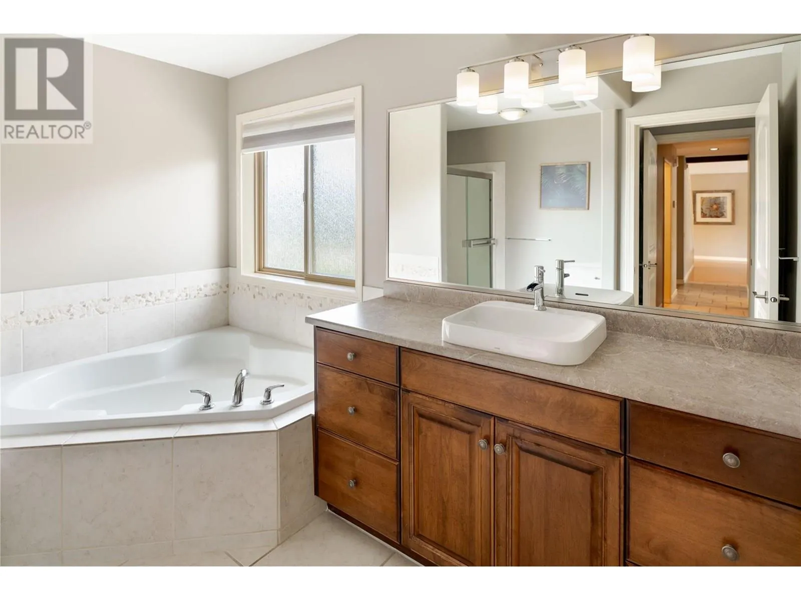 2464 SELKIRK Drive