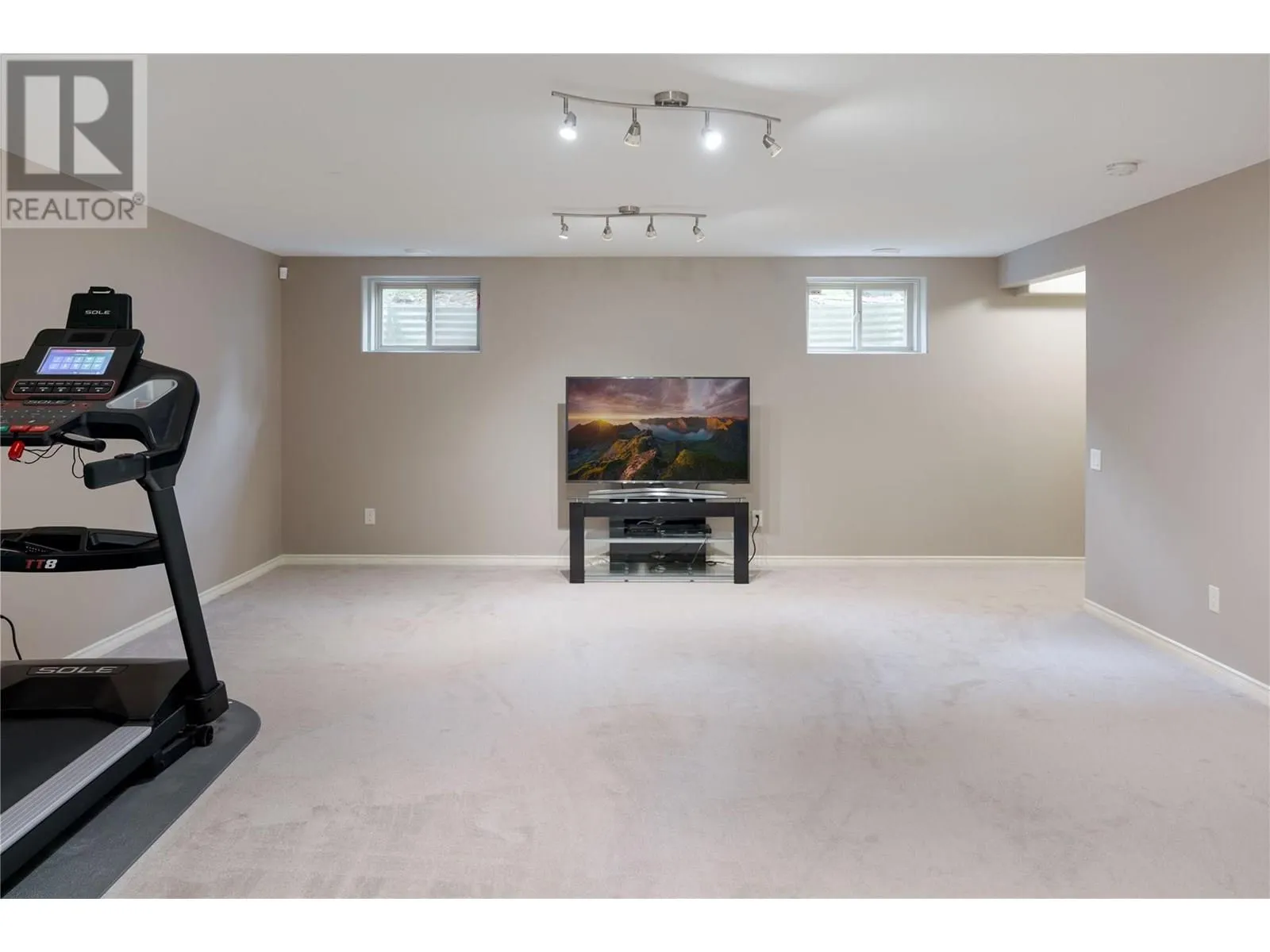 2464 SELKIRK Drive