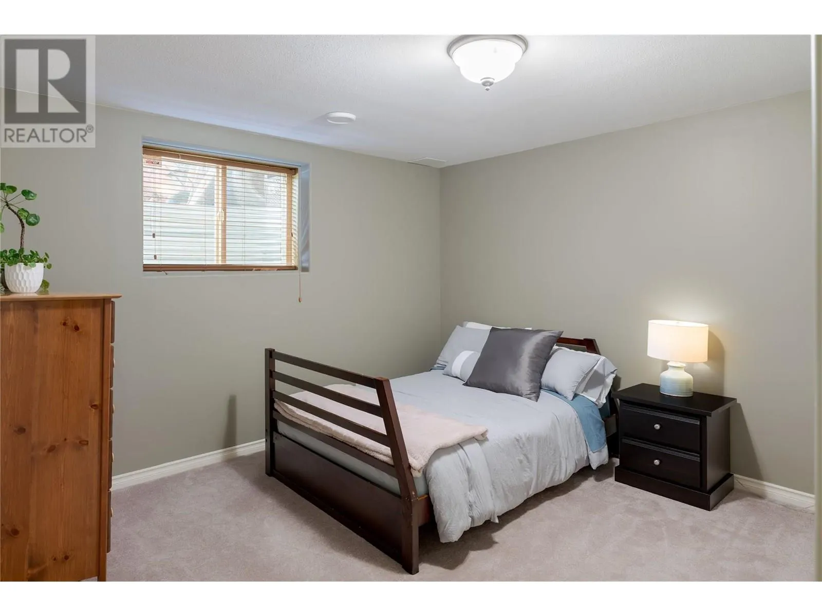 2464 SELKIRK Drive
