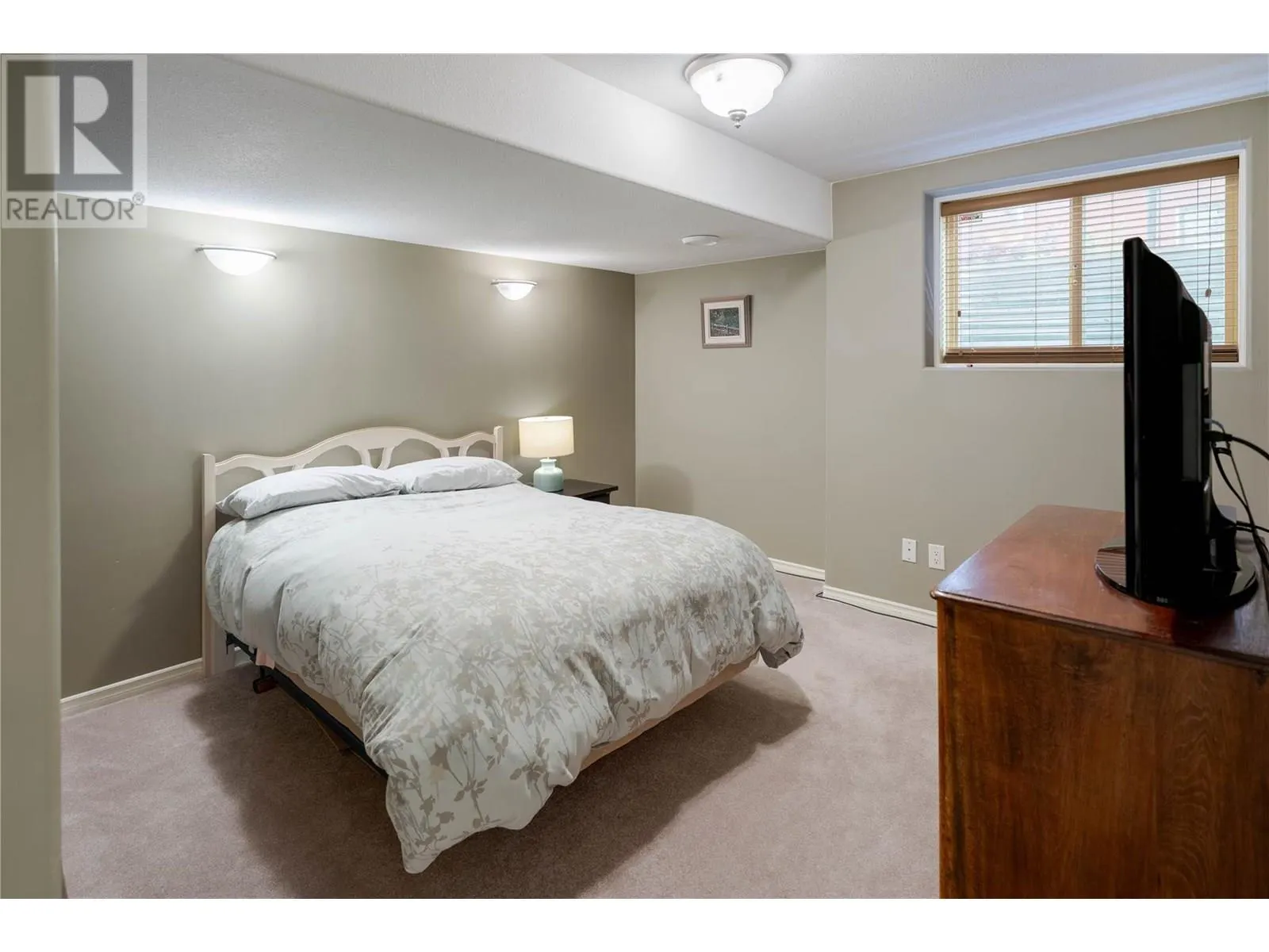 2464 SELKIRK Drive