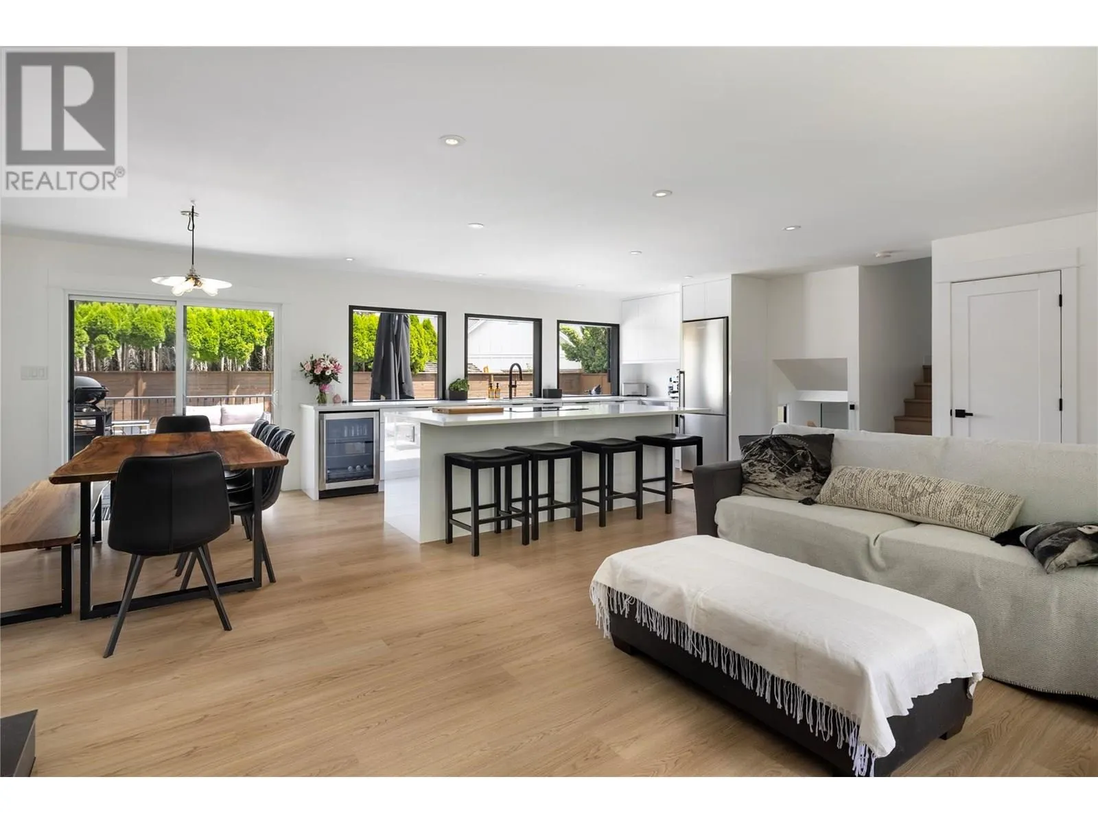 4265 Lakeshore Road