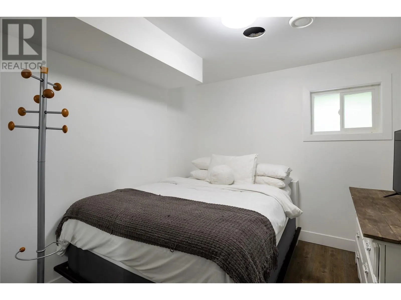 4265 Lakeshore Road
