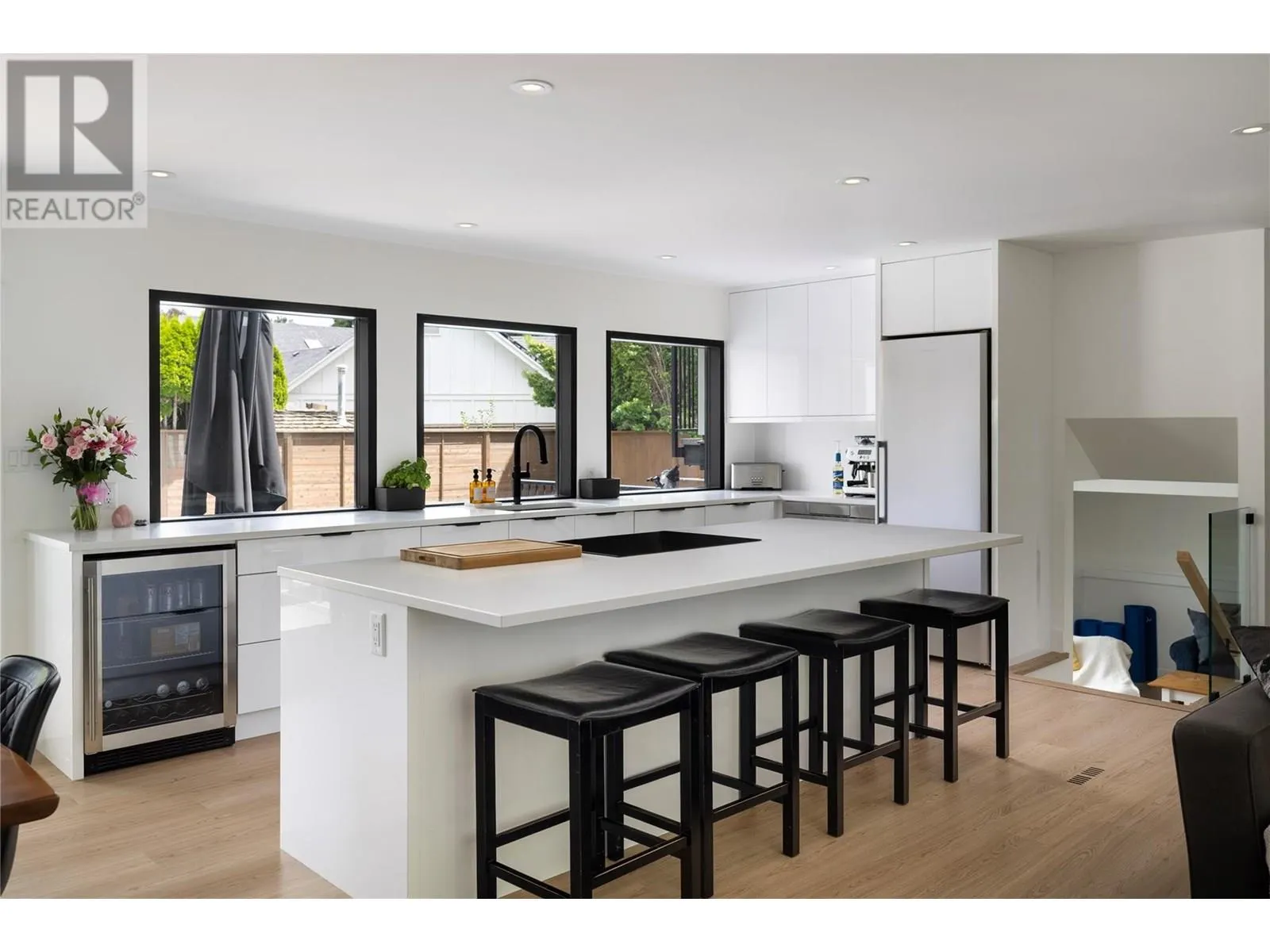 4265 Lakeshore Road
