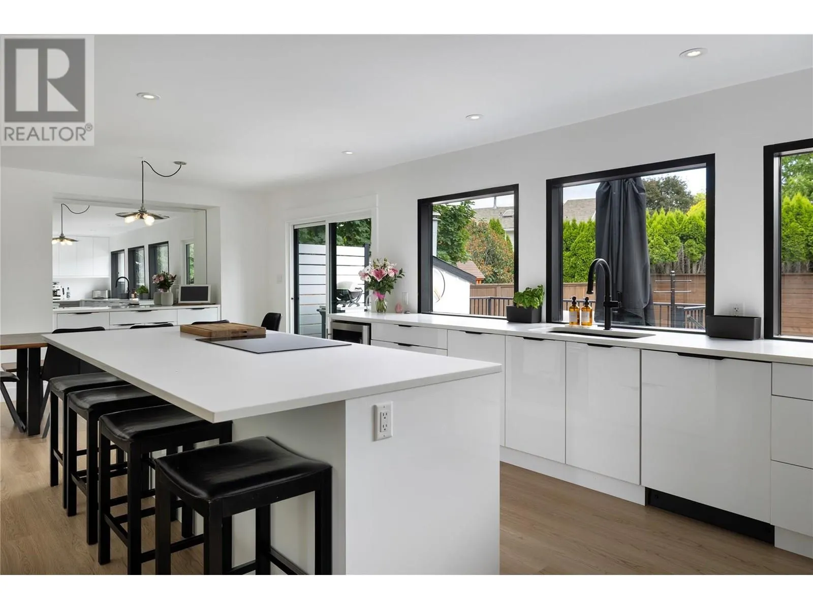 4265 Lakeshore Road