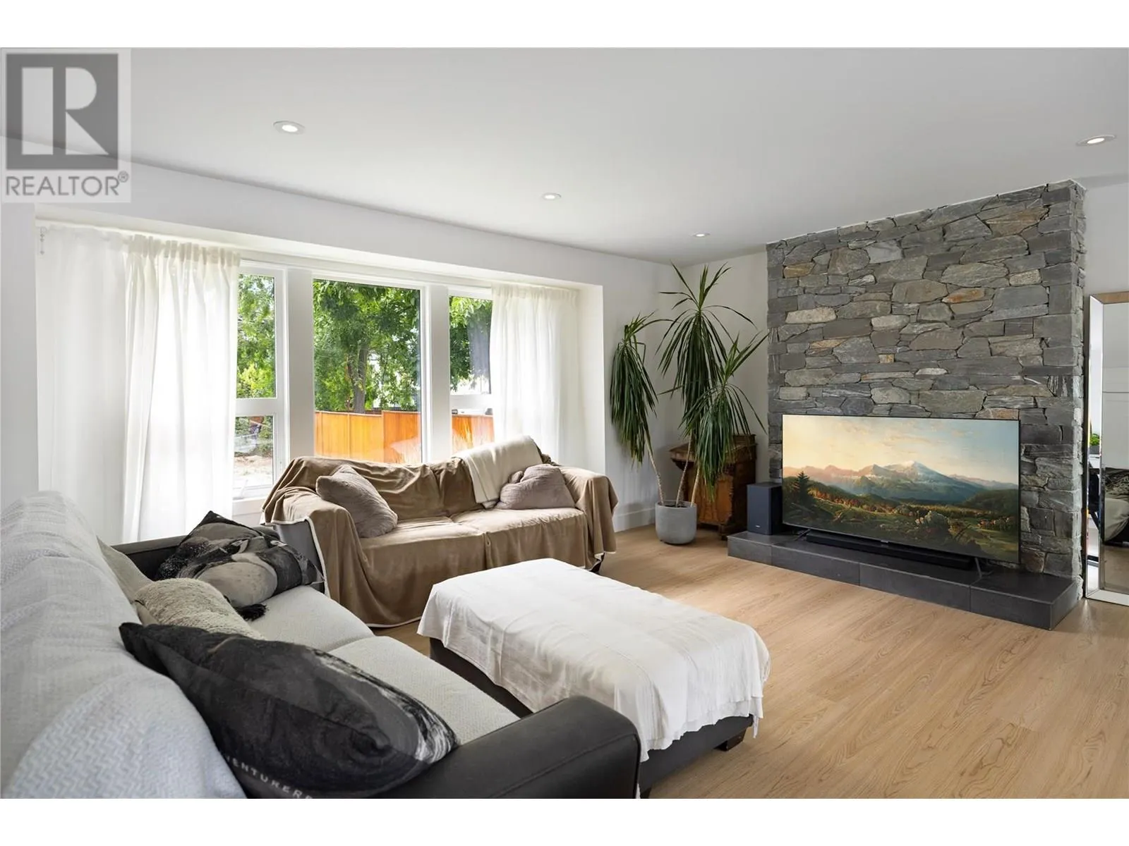 4265 Lakeshore Road