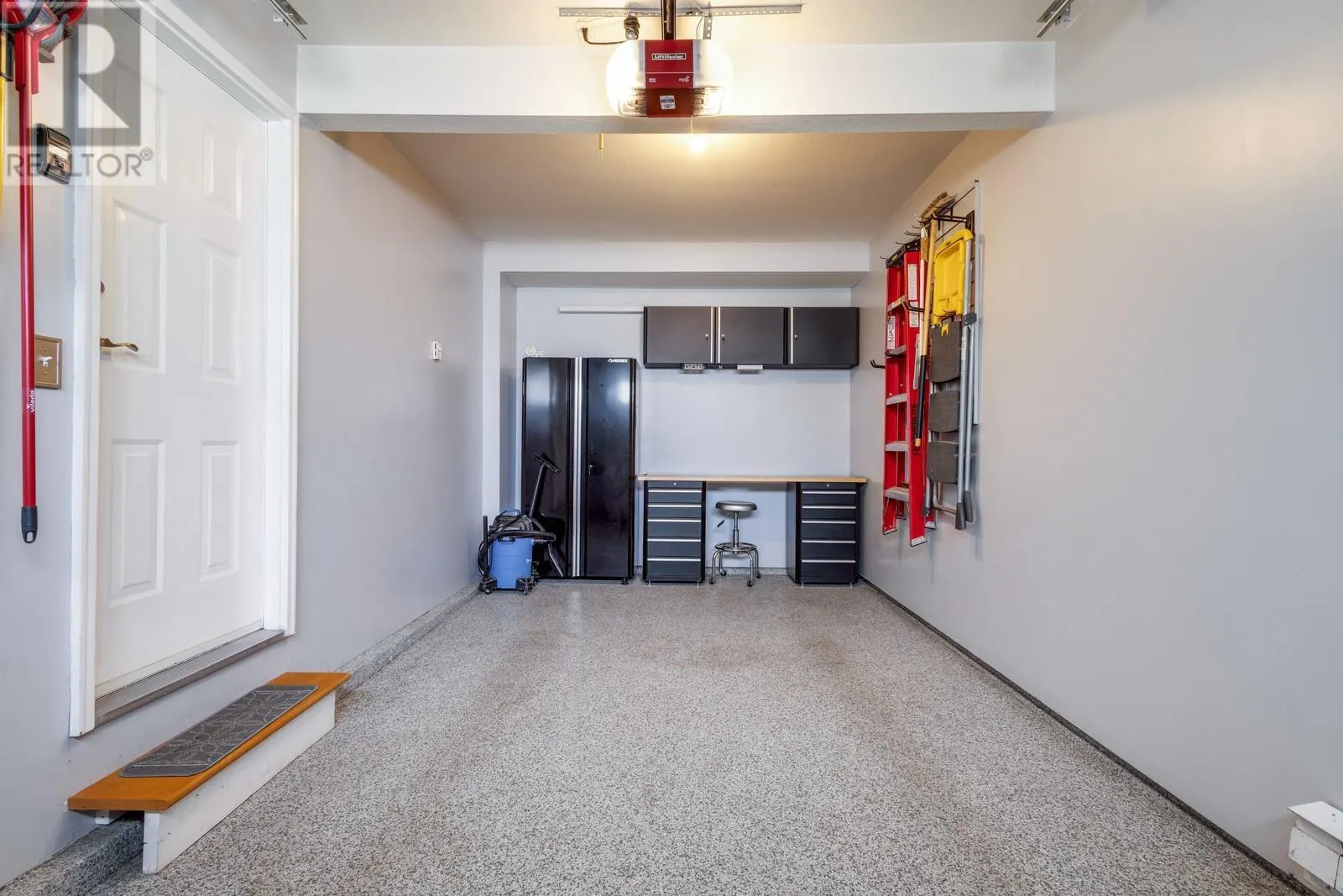 142 Prior Road S