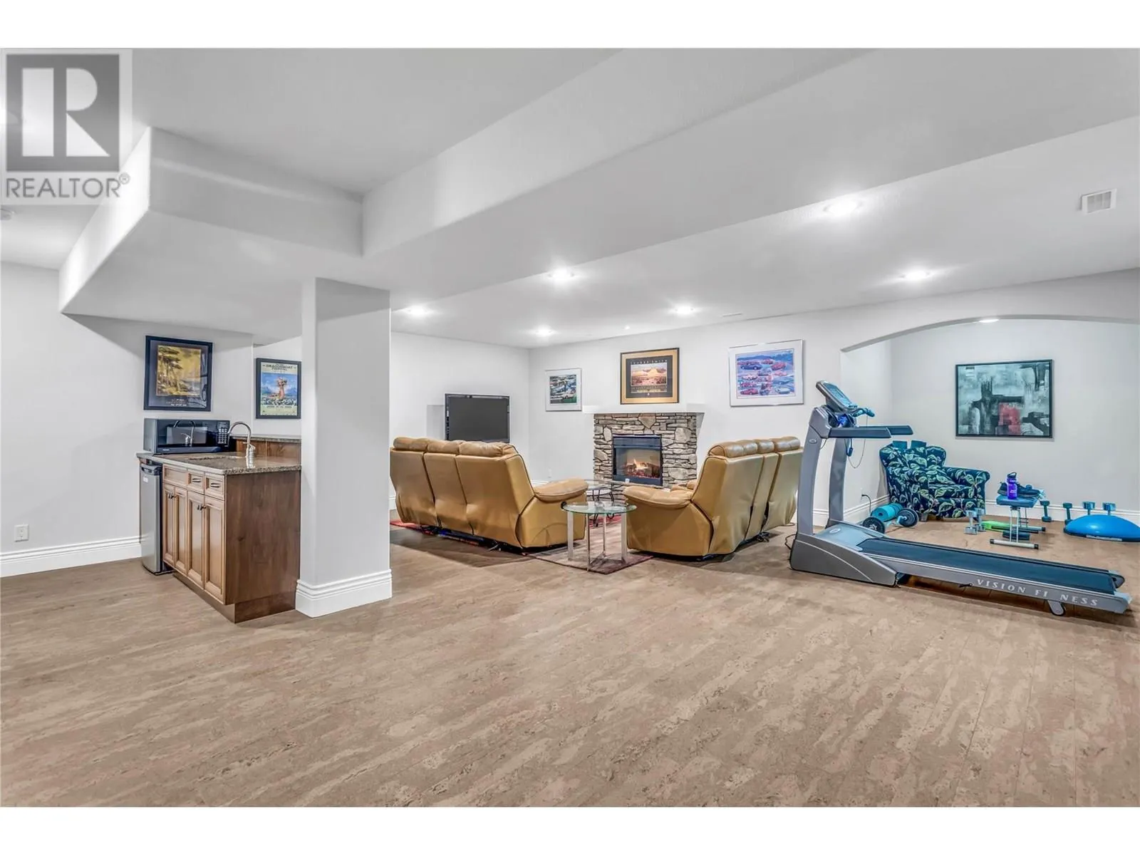 4450 GORDON Drive Unit# 105