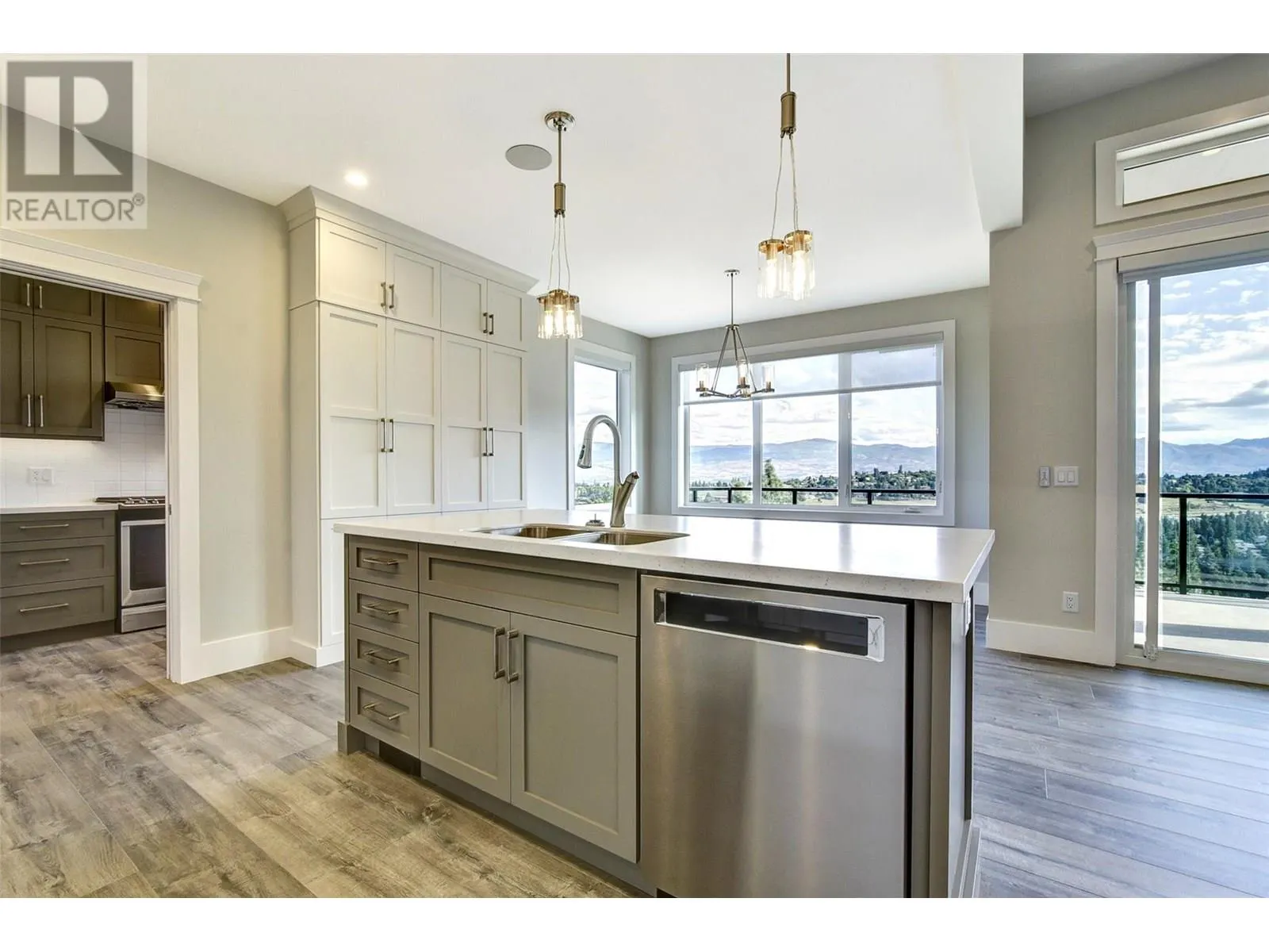 1051 Aurora Heights