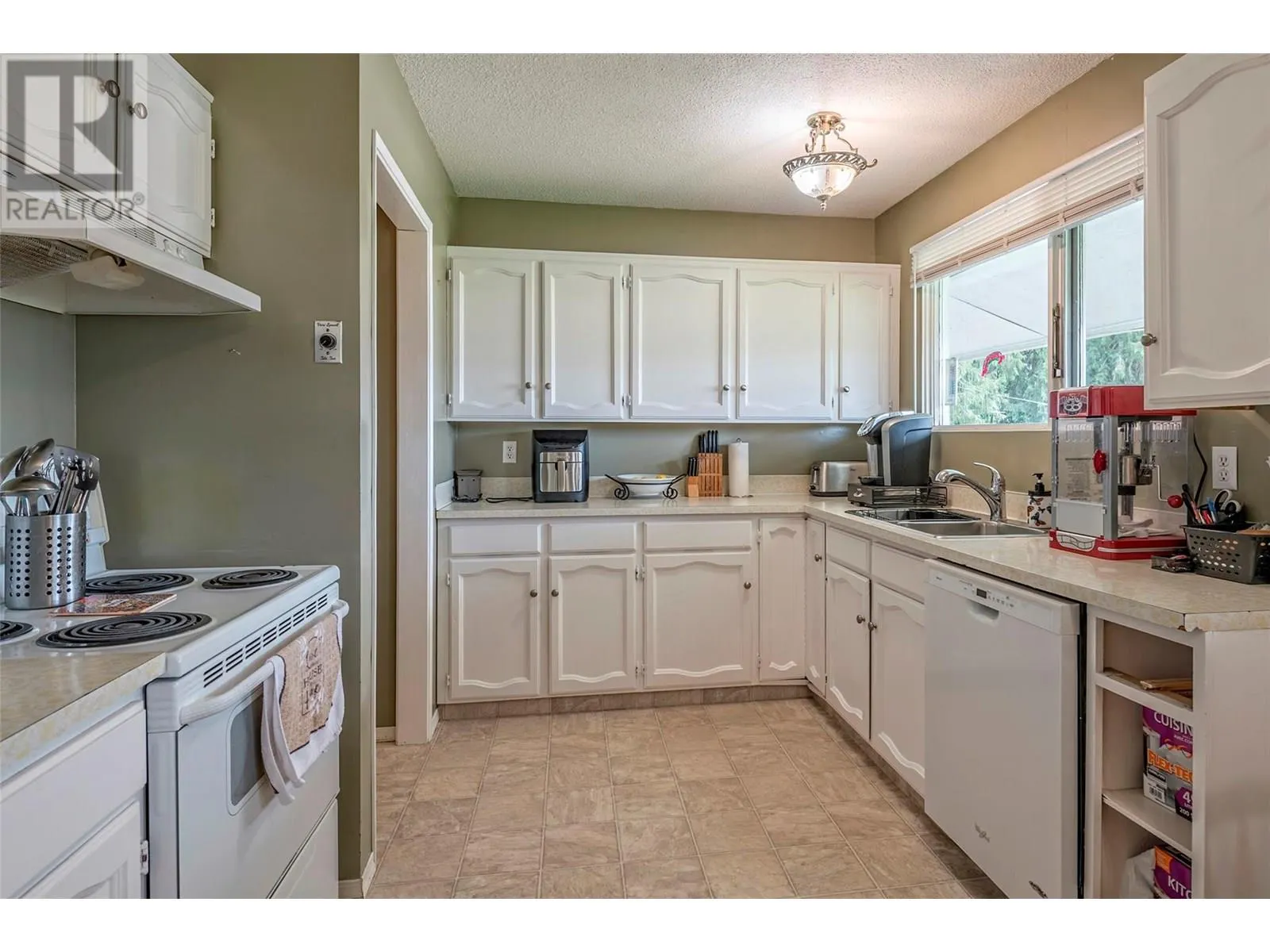 1121 Mountain View Road