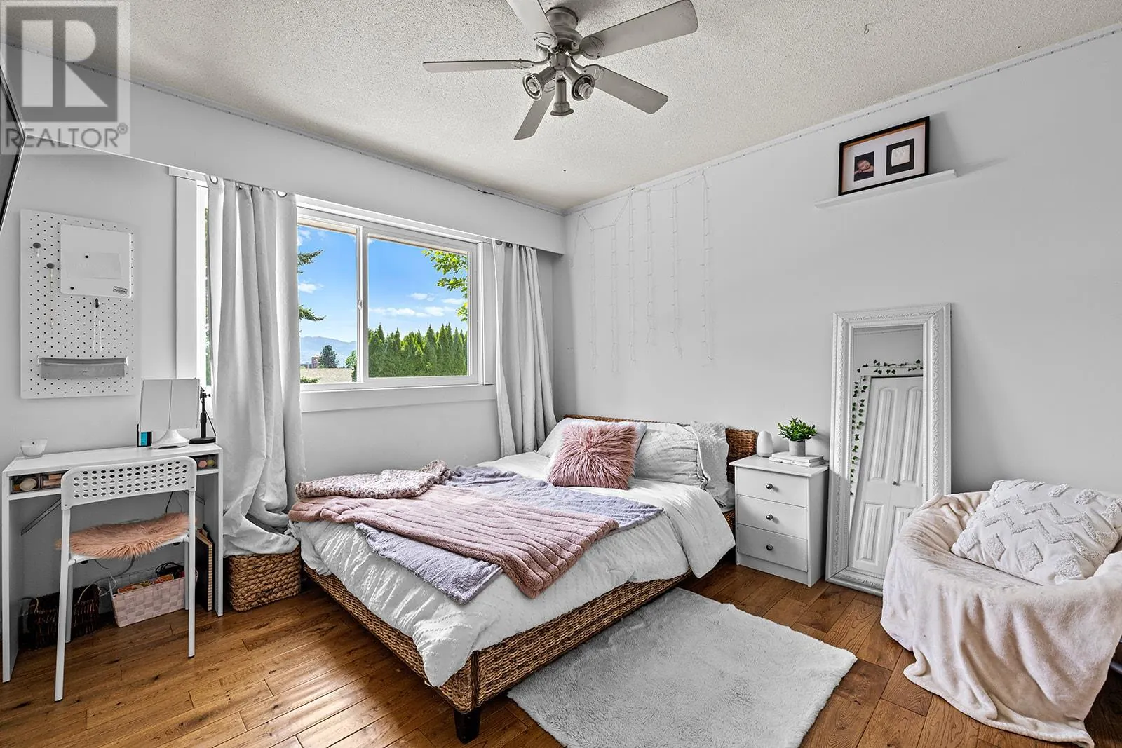 1341 Monterey Crescent