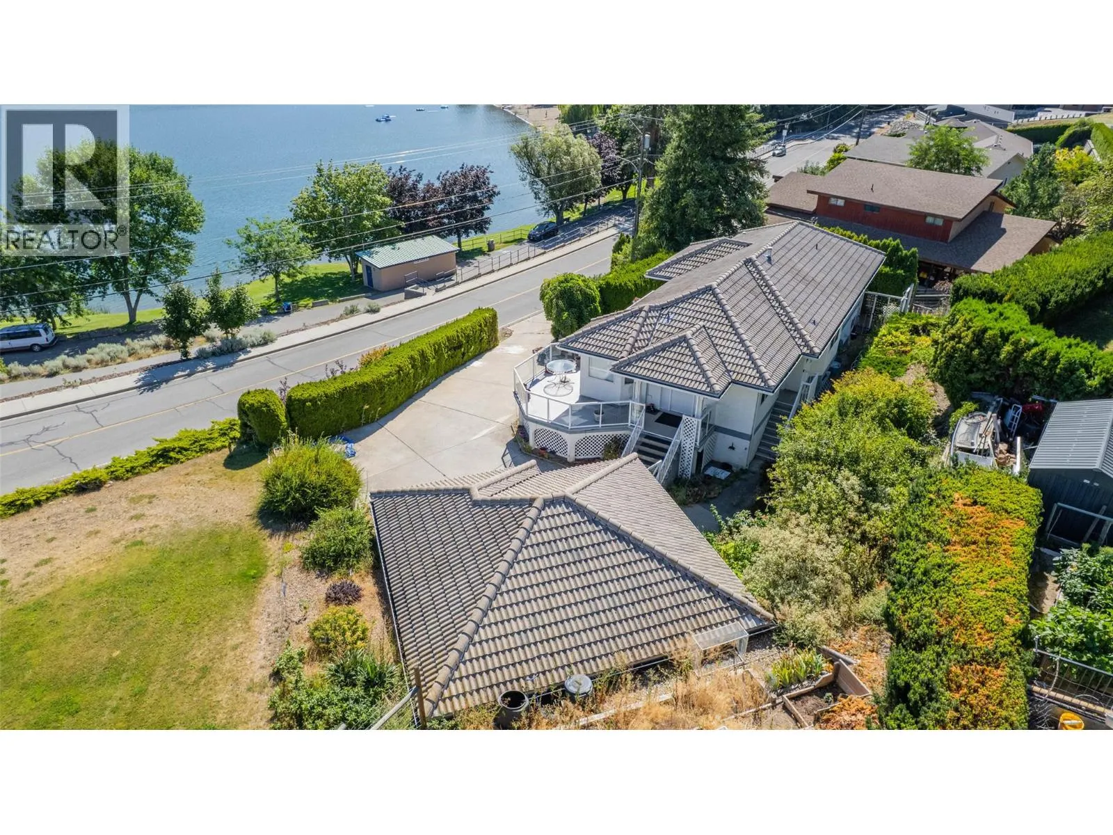 6752 Lakeside Drive