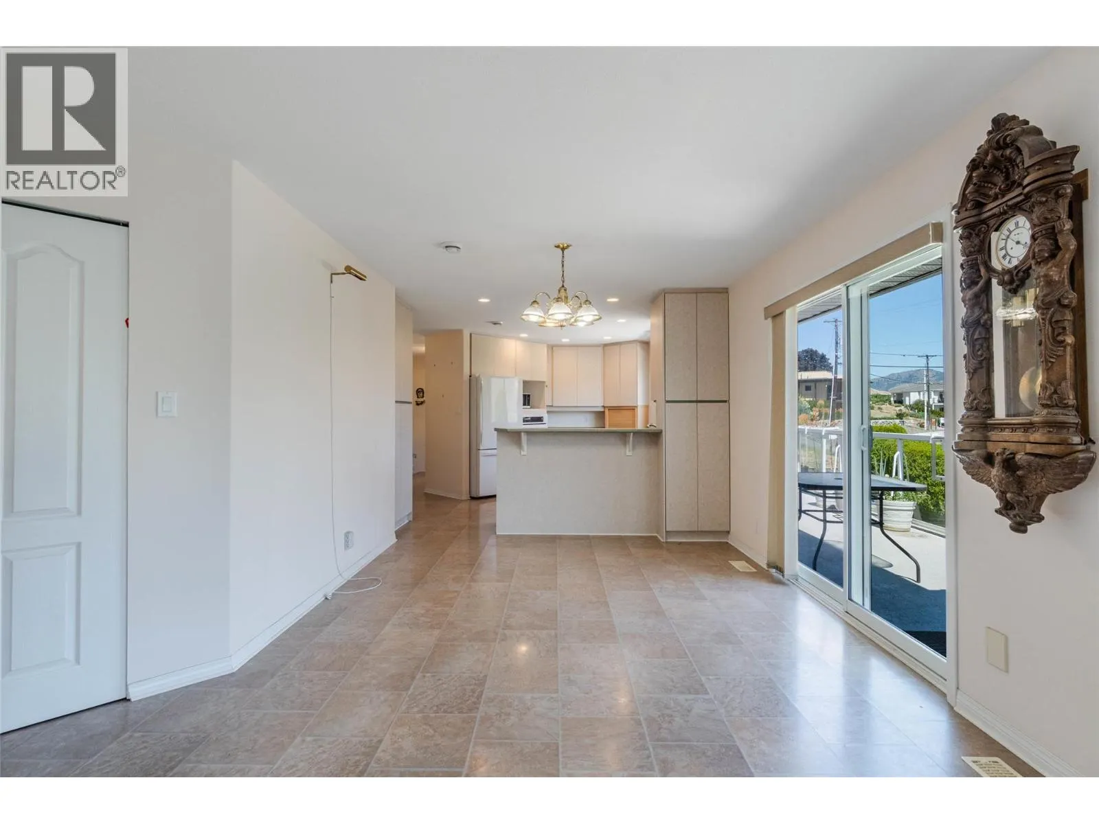 6752 Lakeside Drive