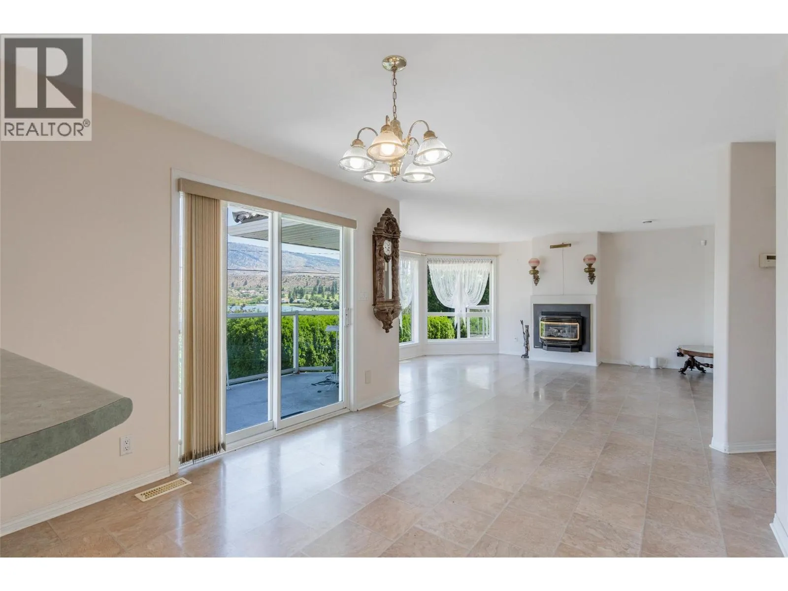 6752 Lakeside Drive