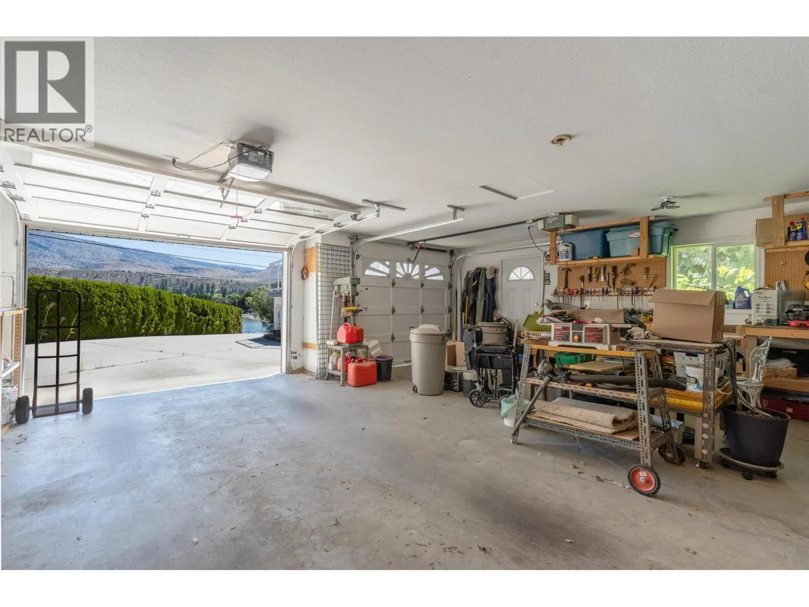 6752 Lakeside Drive