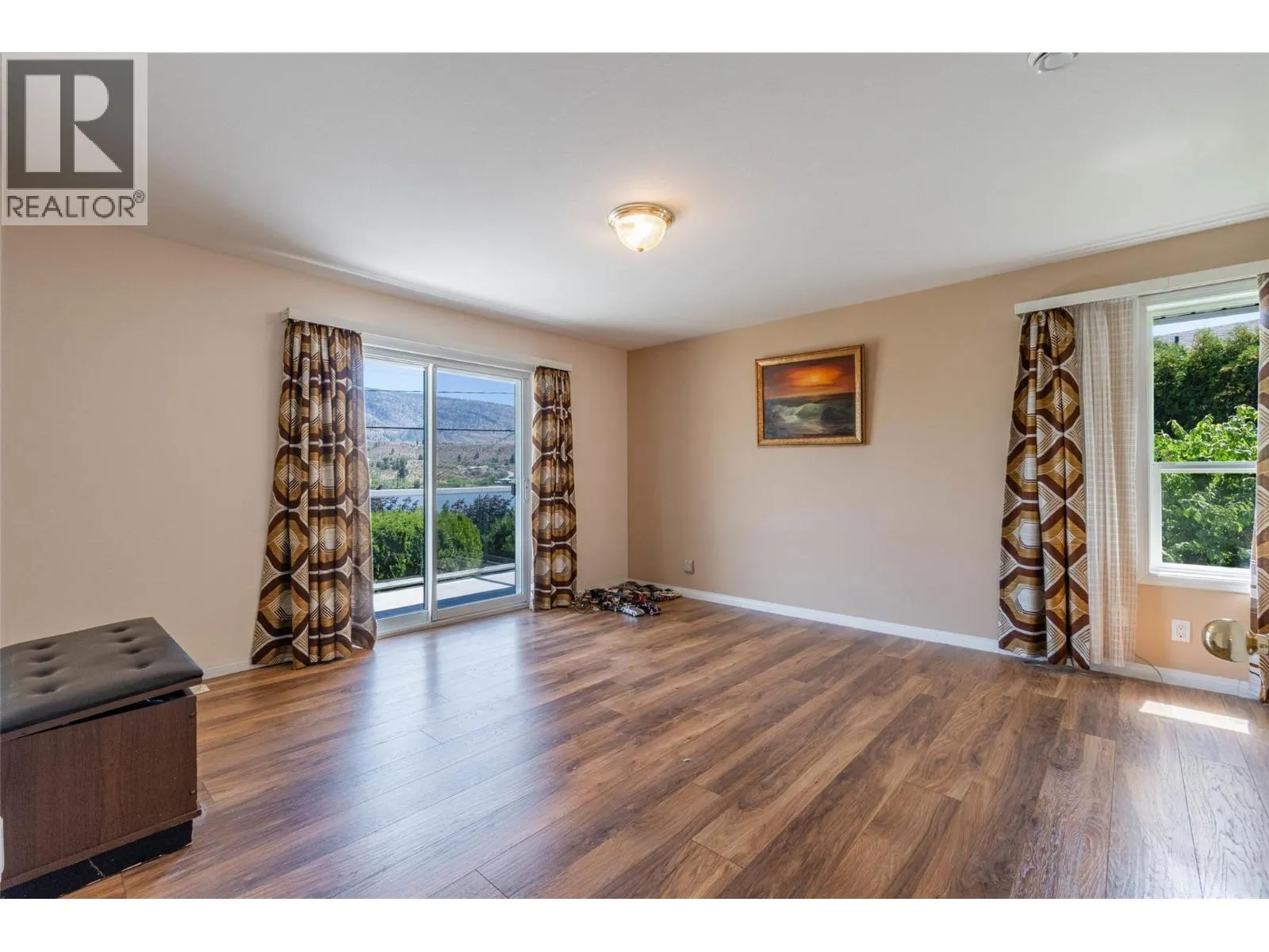 6752 Lakeside Drive