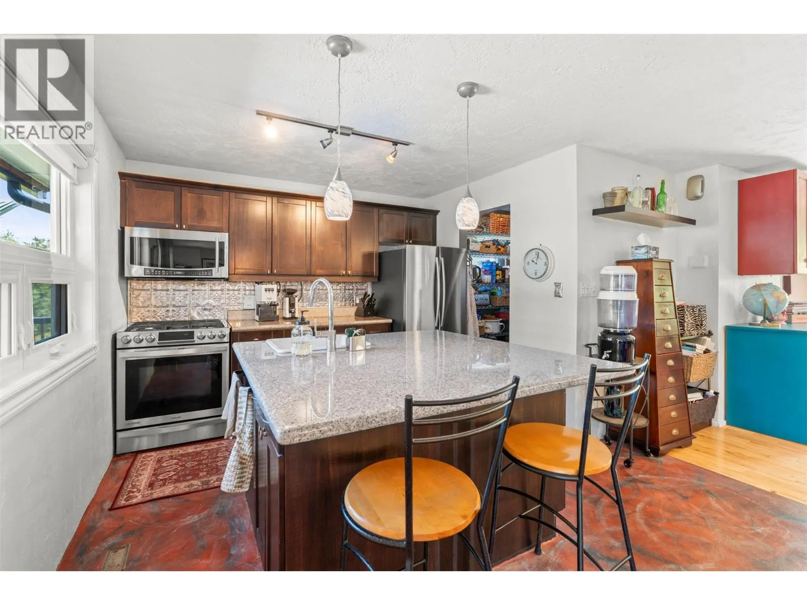 230 6 Street SE