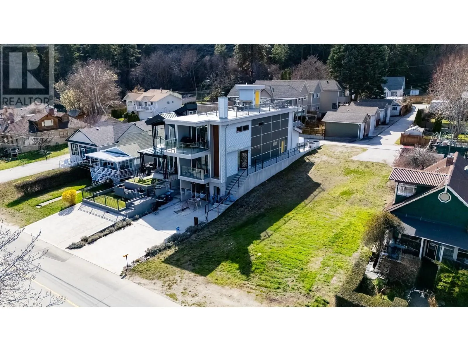 12210 LAKESHORE Drive