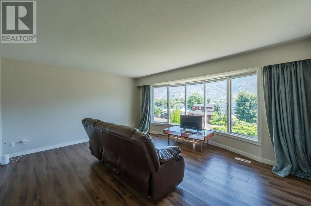 5806 Oleander Drive