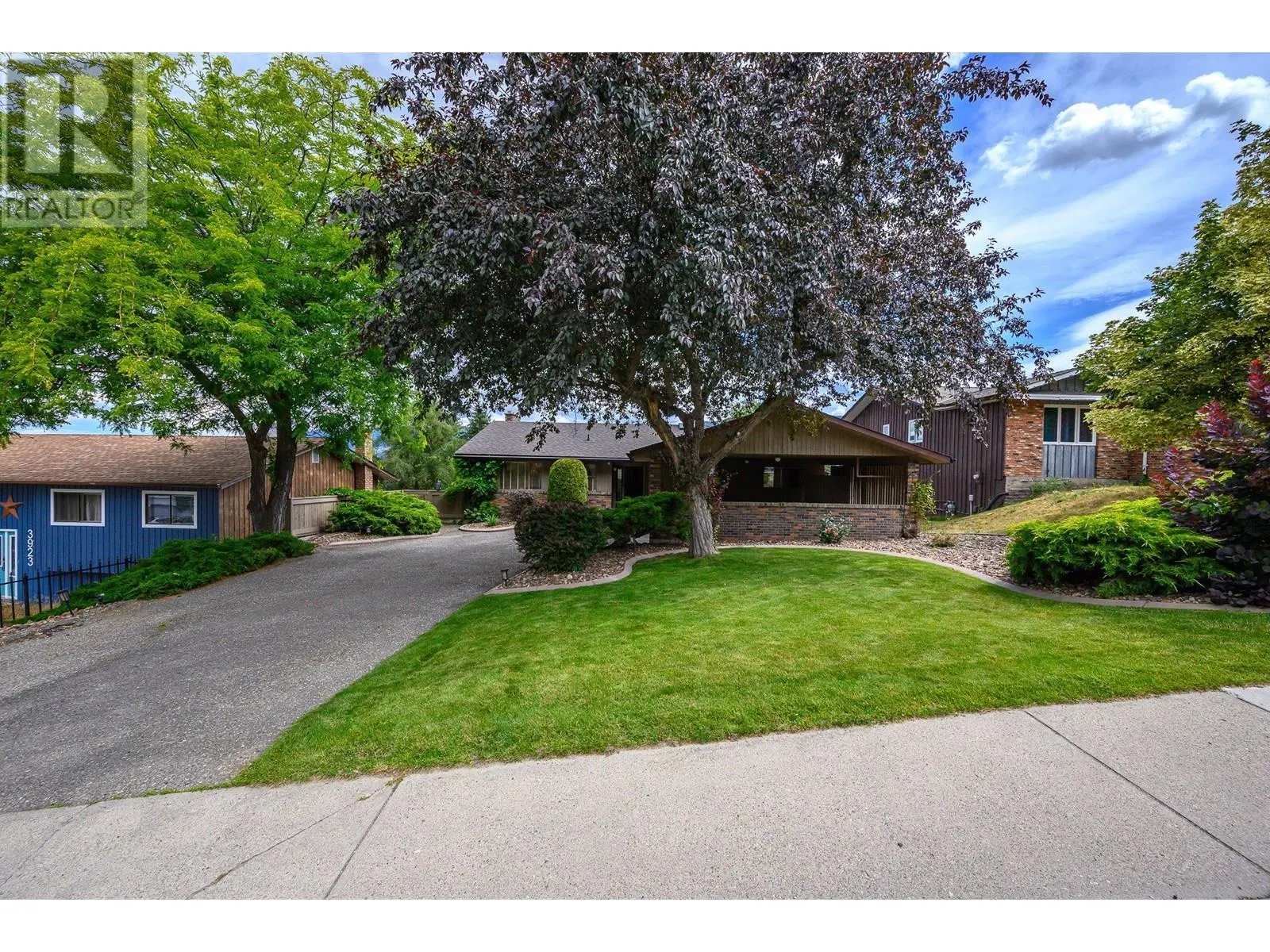 3921 15 Crescent