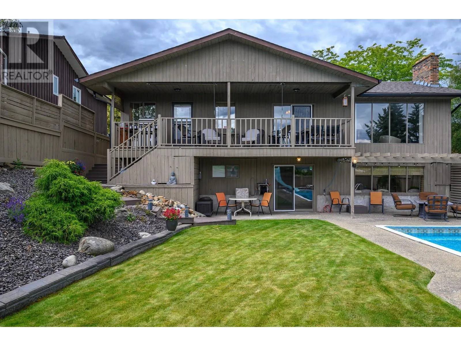3921 15 Crescent