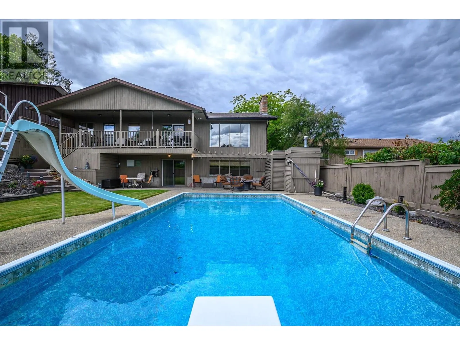 3921 15 Crescent