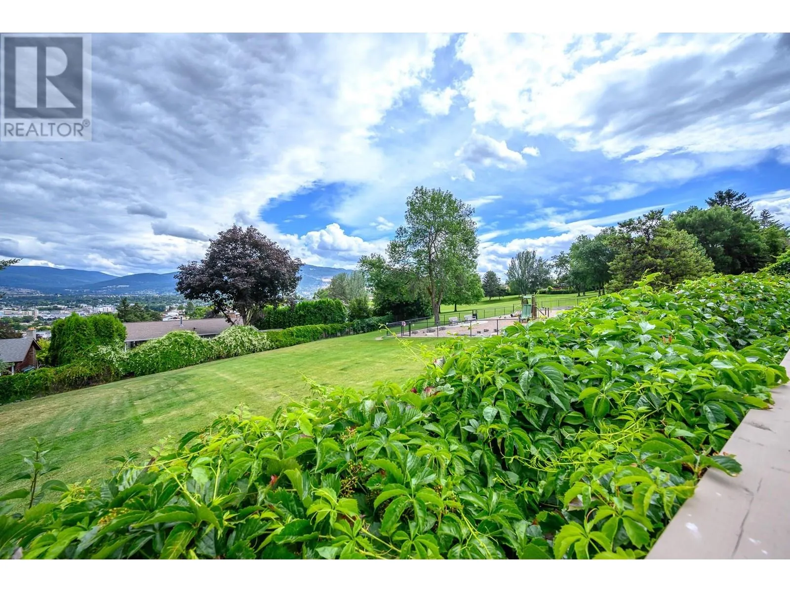 3921 15 Crescent