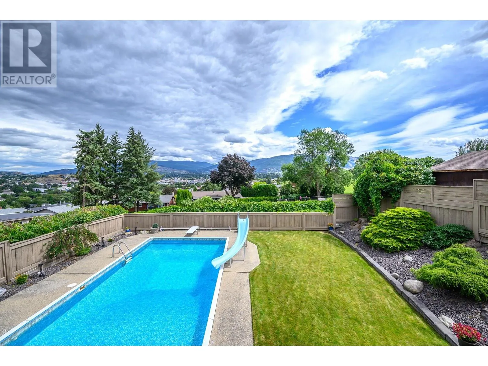 3921 15 Crescent