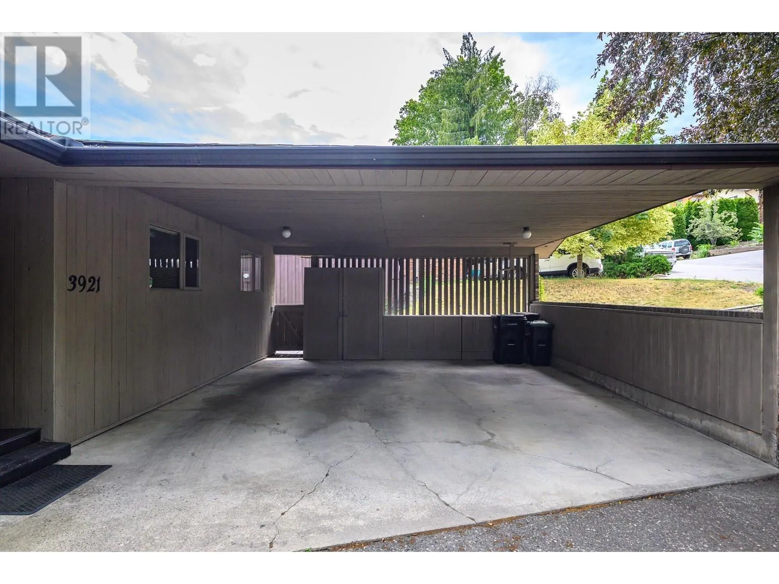 3921 15 Crescent