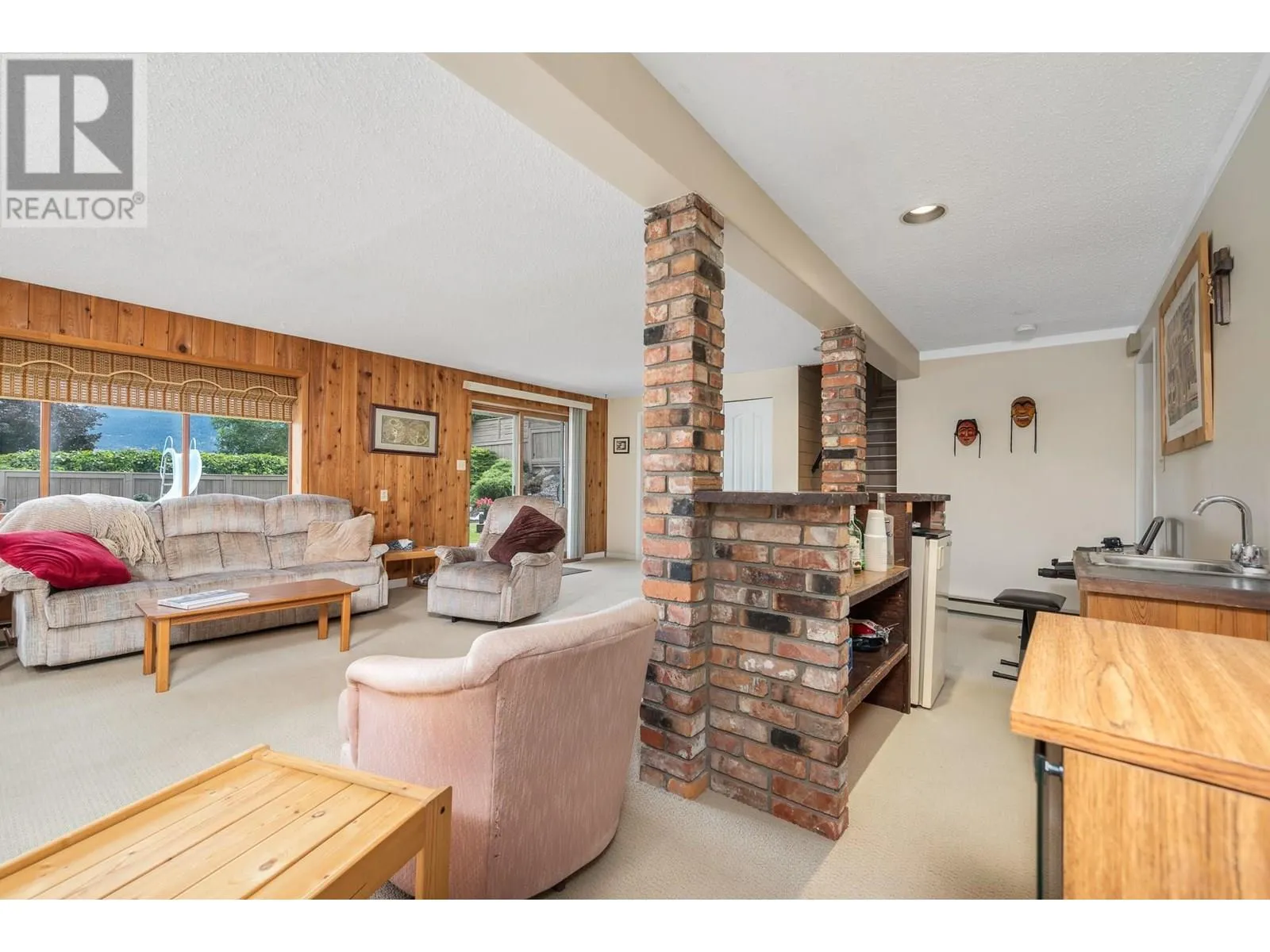 3921 15 Crescent