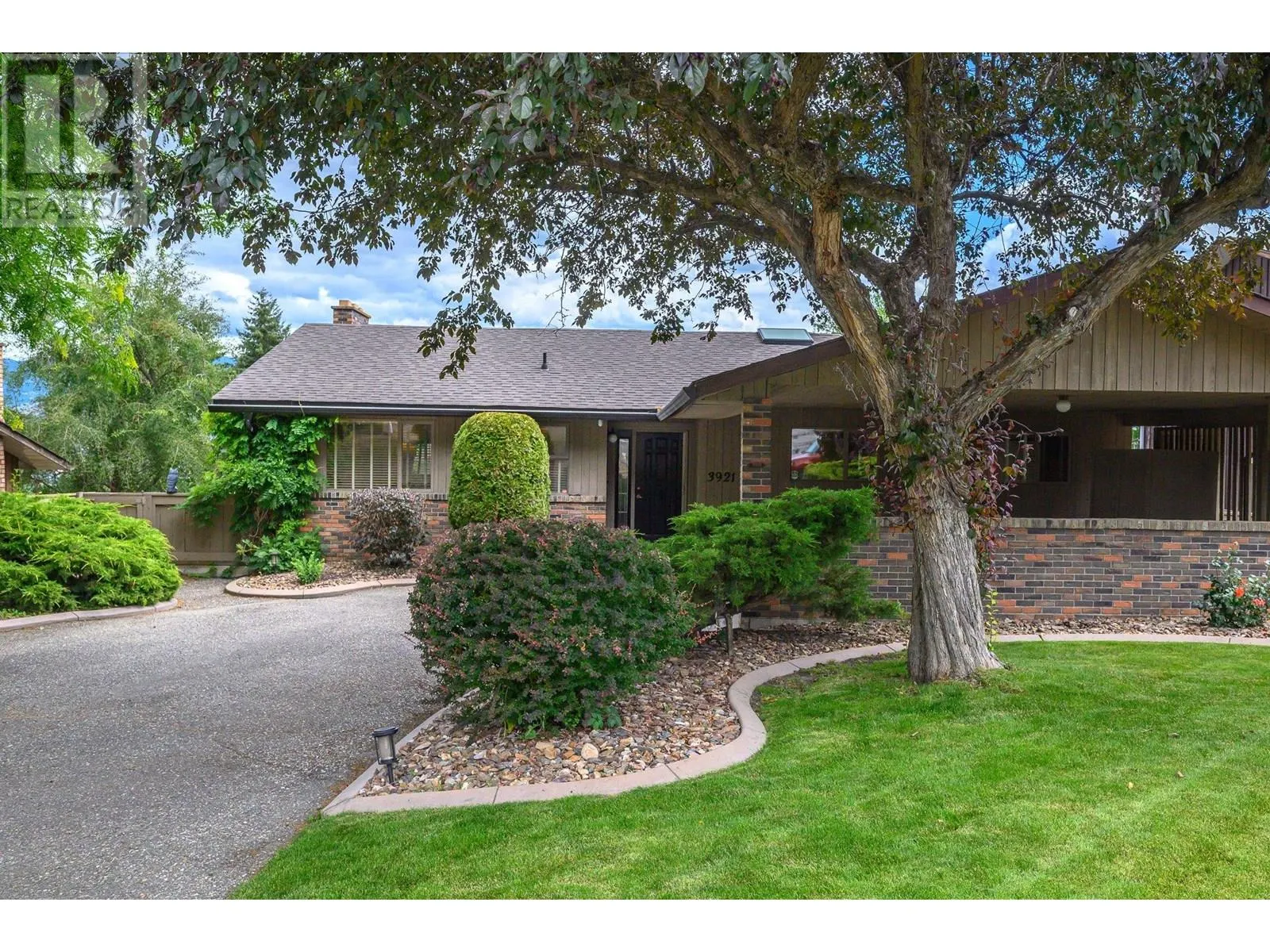 3921 15 Crescent