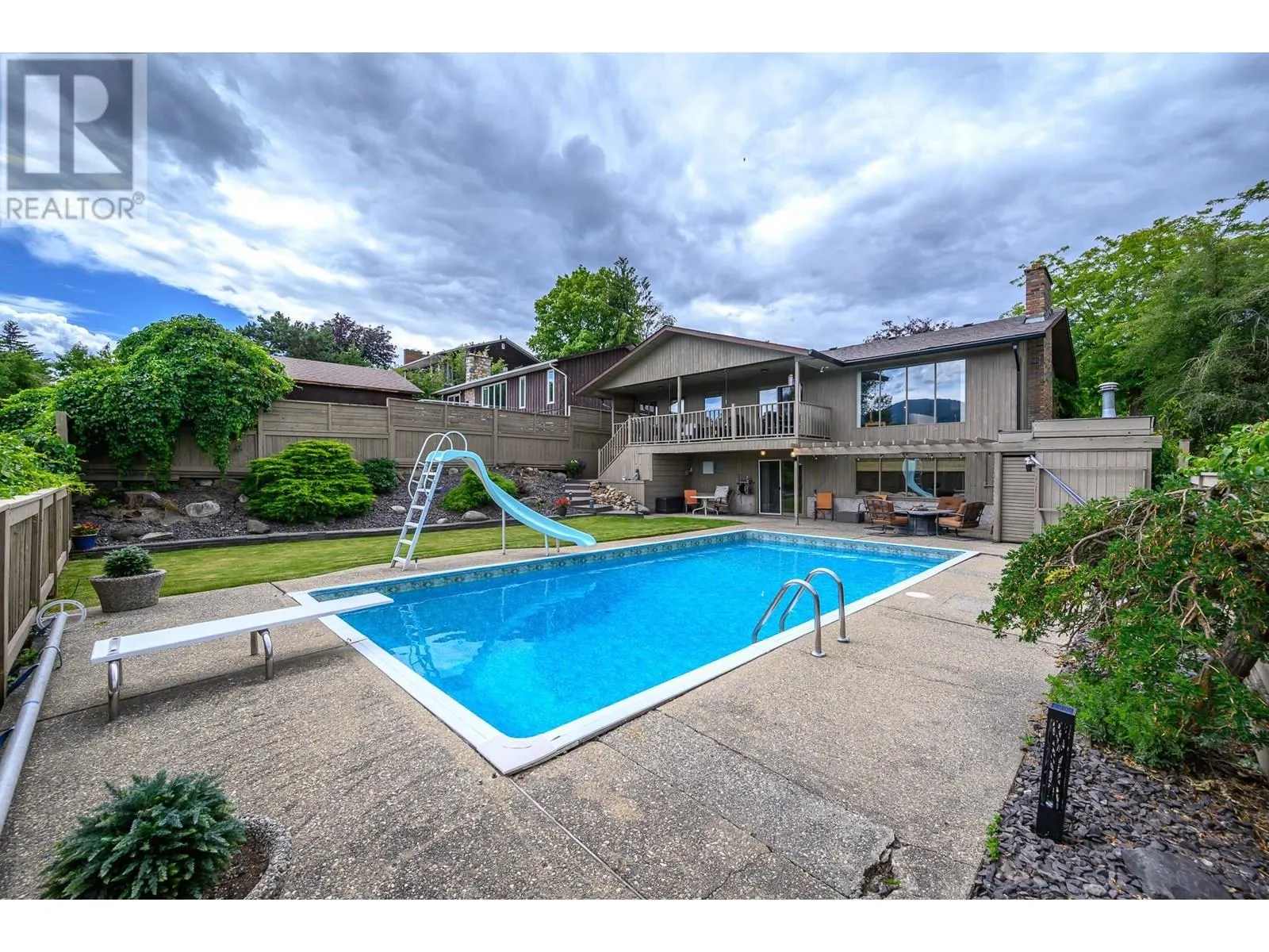 3921 15 Crescent