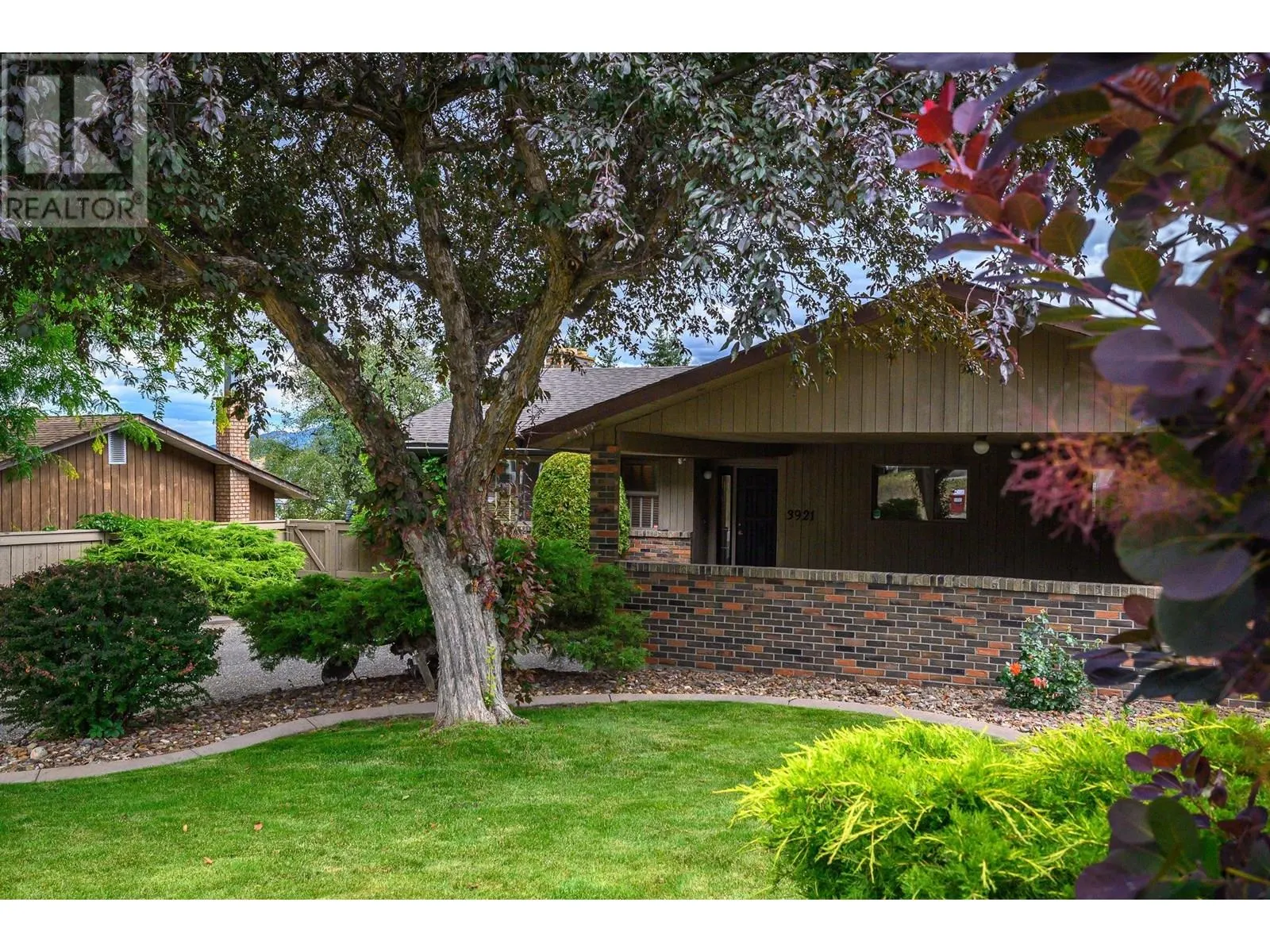 3921 15 Crescent