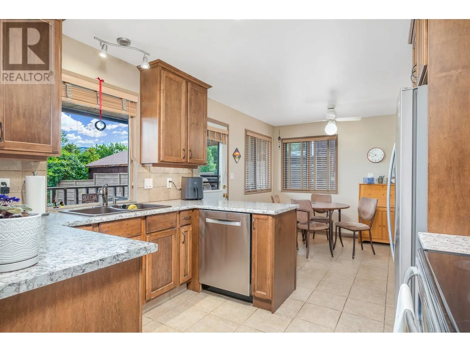 3921 15 Crescent
