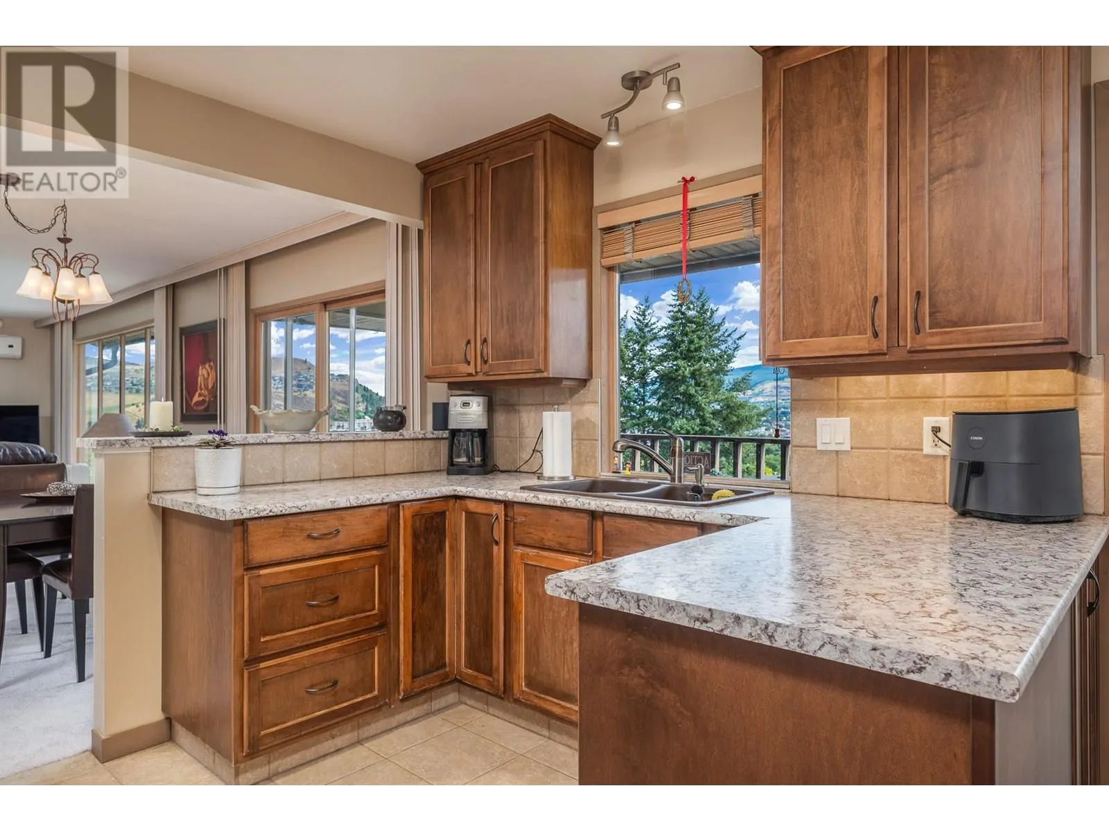 3921 15 Crescent