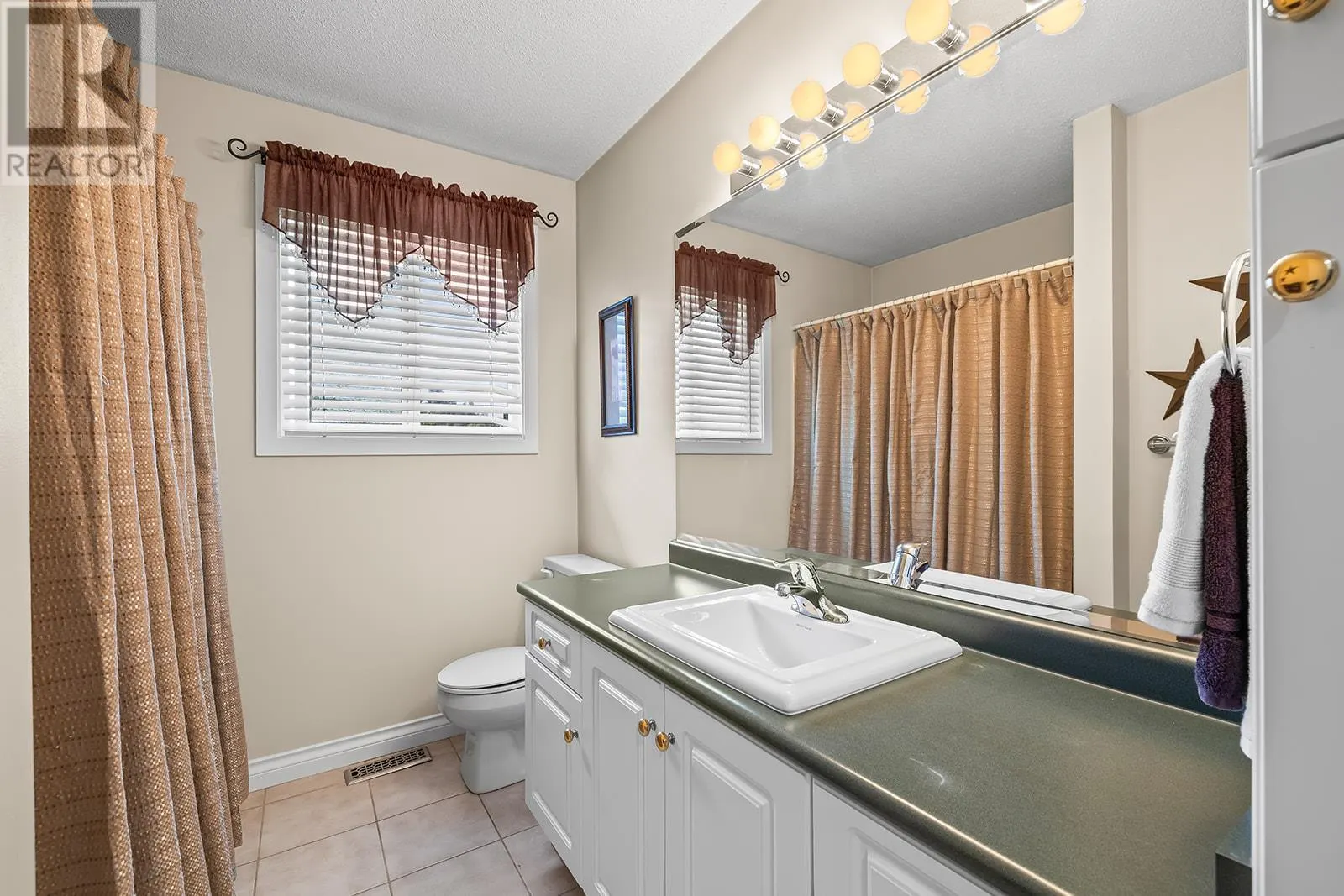 1085 Tamarack Drive