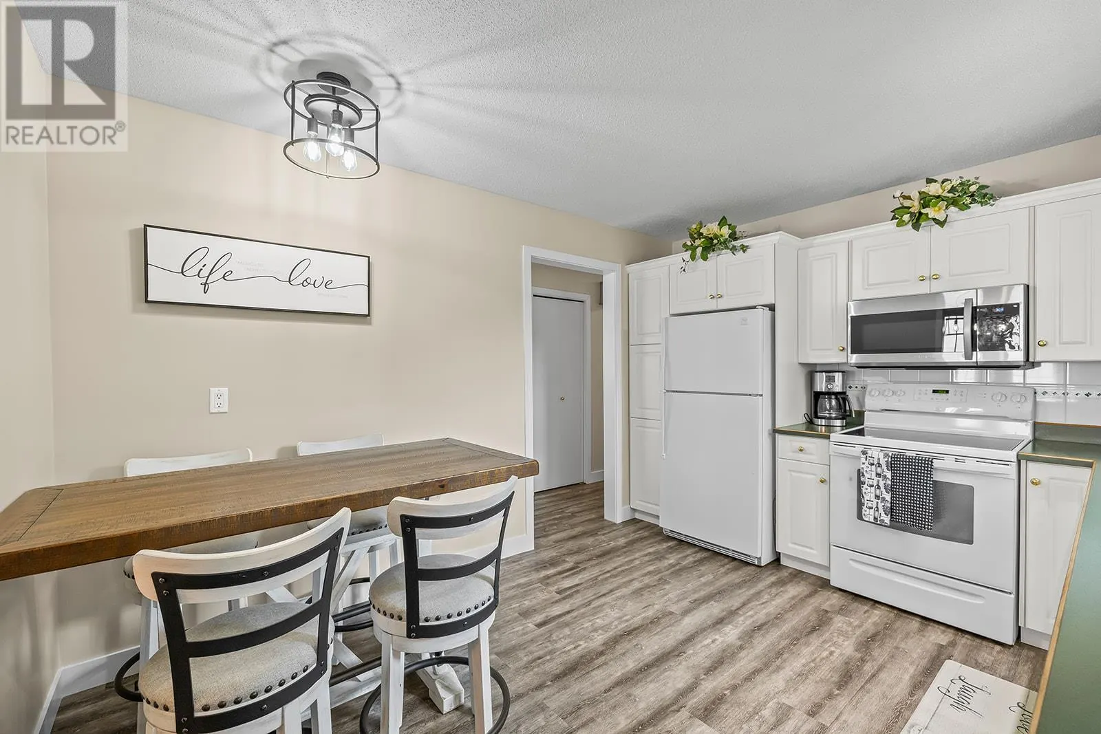 1085 Tamarack Drive