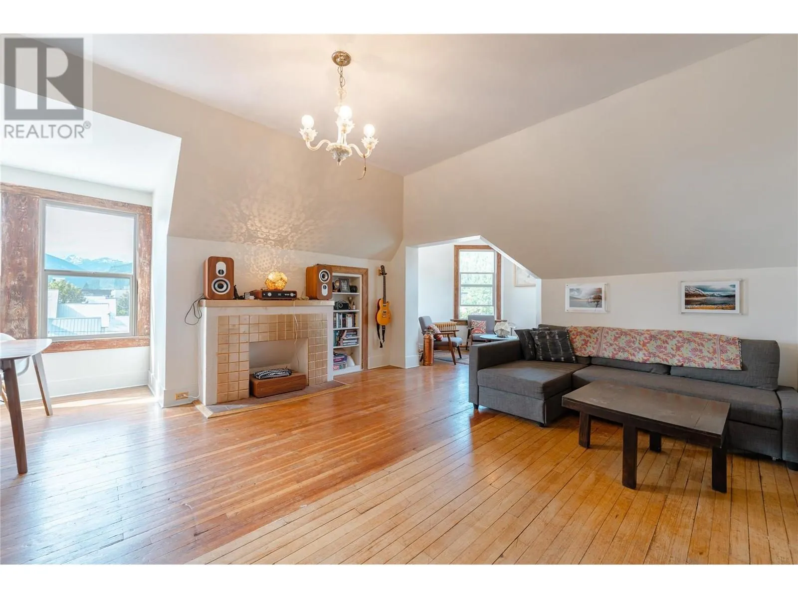 304 Second Street E