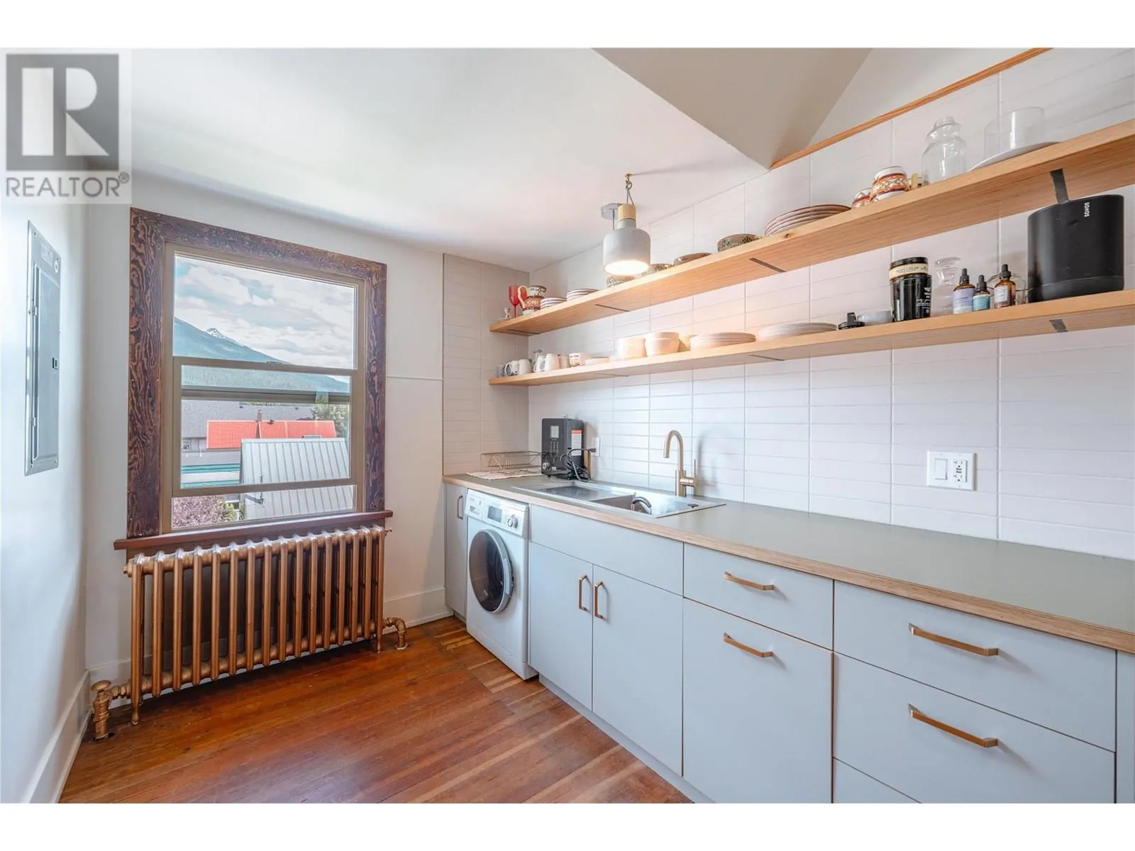 304 Second Street E