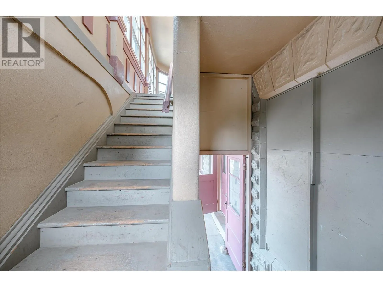 304 Second Street E