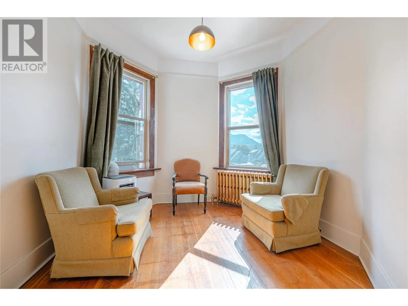 304 Second Street E