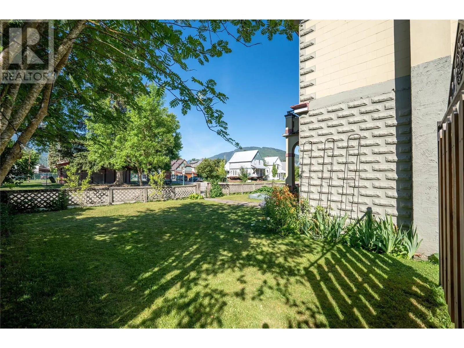 304 Second Street E
