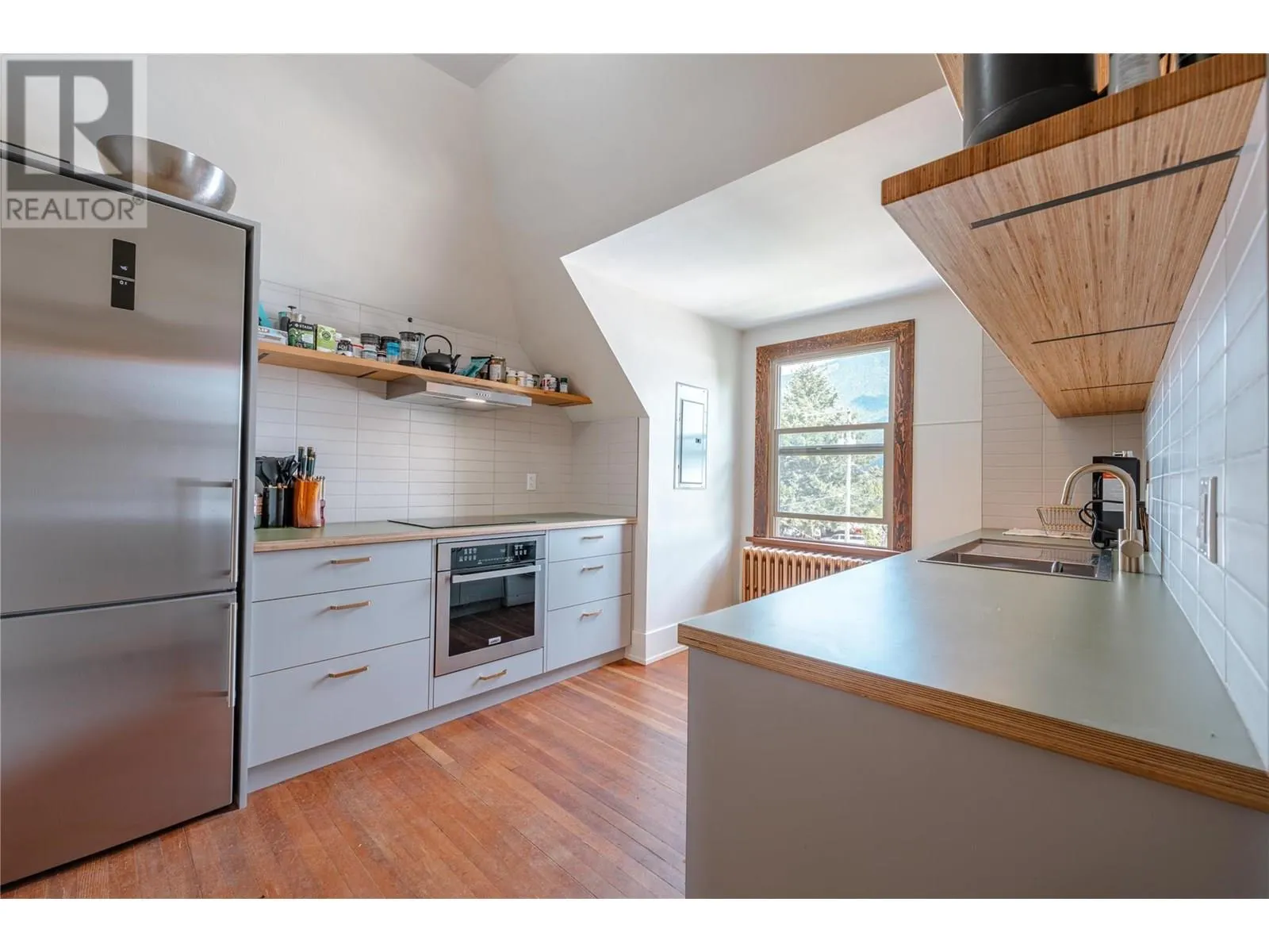 304 Second Street E